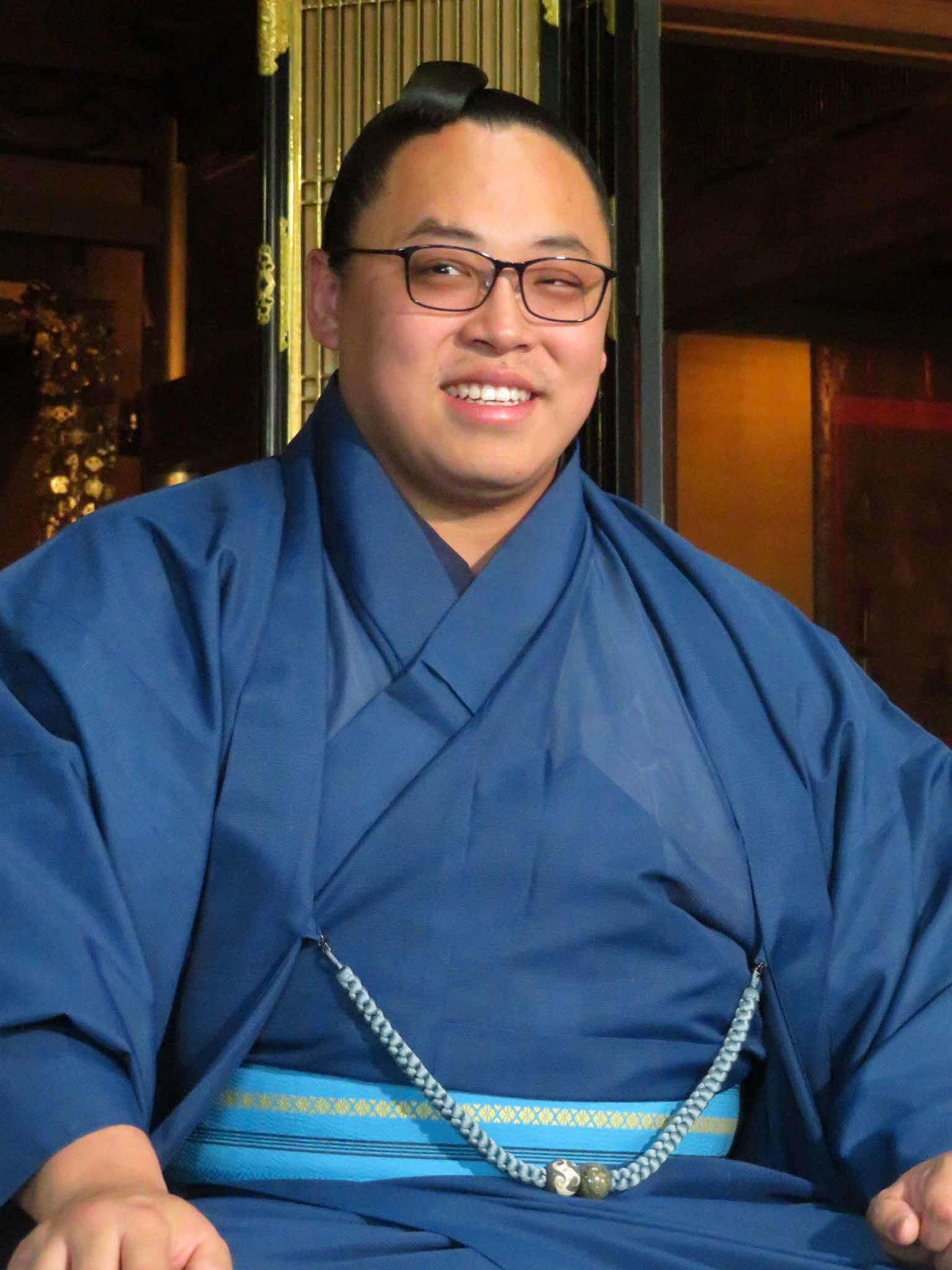 新入幕会見で笑顔を見せる琴栄峰