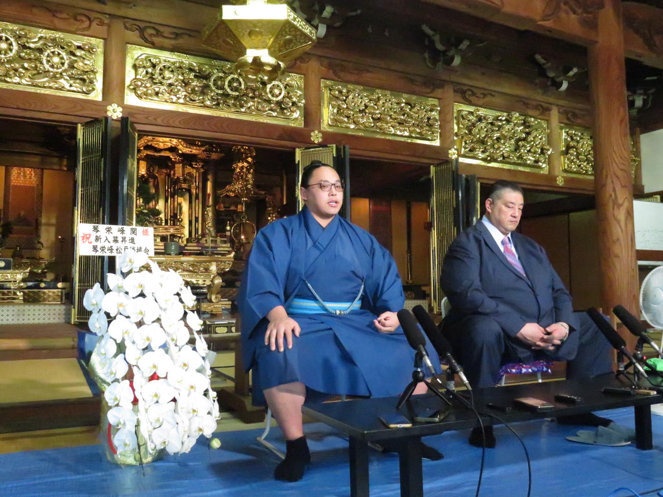 名古屋市内の寺を宿舎とする部屋で師匠の佐渡ケ嶽親方（右）とともに新入幕会見に臨んだ琴栄峰