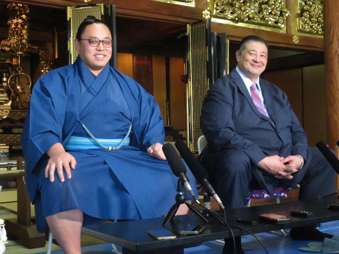 名古屋市内の寺を宿舎とする部屋で師匠の佐渡ケ嶽親方（右）とともに新入幕会見に臨んだ琴栄峰