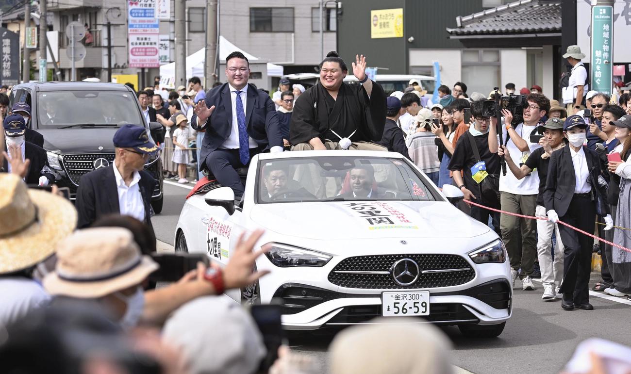 石川県津幡町で行われた、大相撲・大の里の横綱昇進パレード