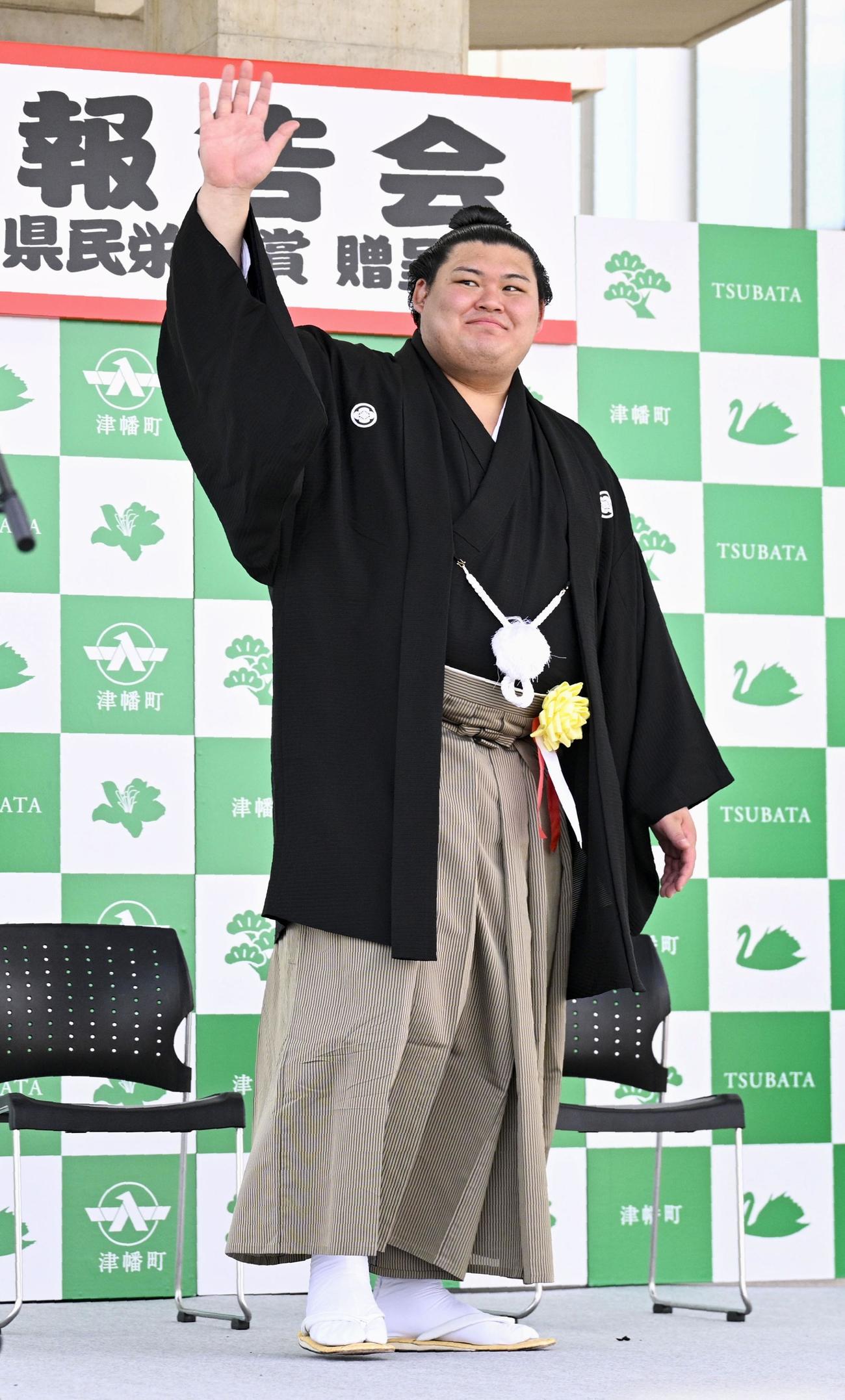 石川県津幡町で横綱昇進報告会を終え、手を振って引き揚げる大の里