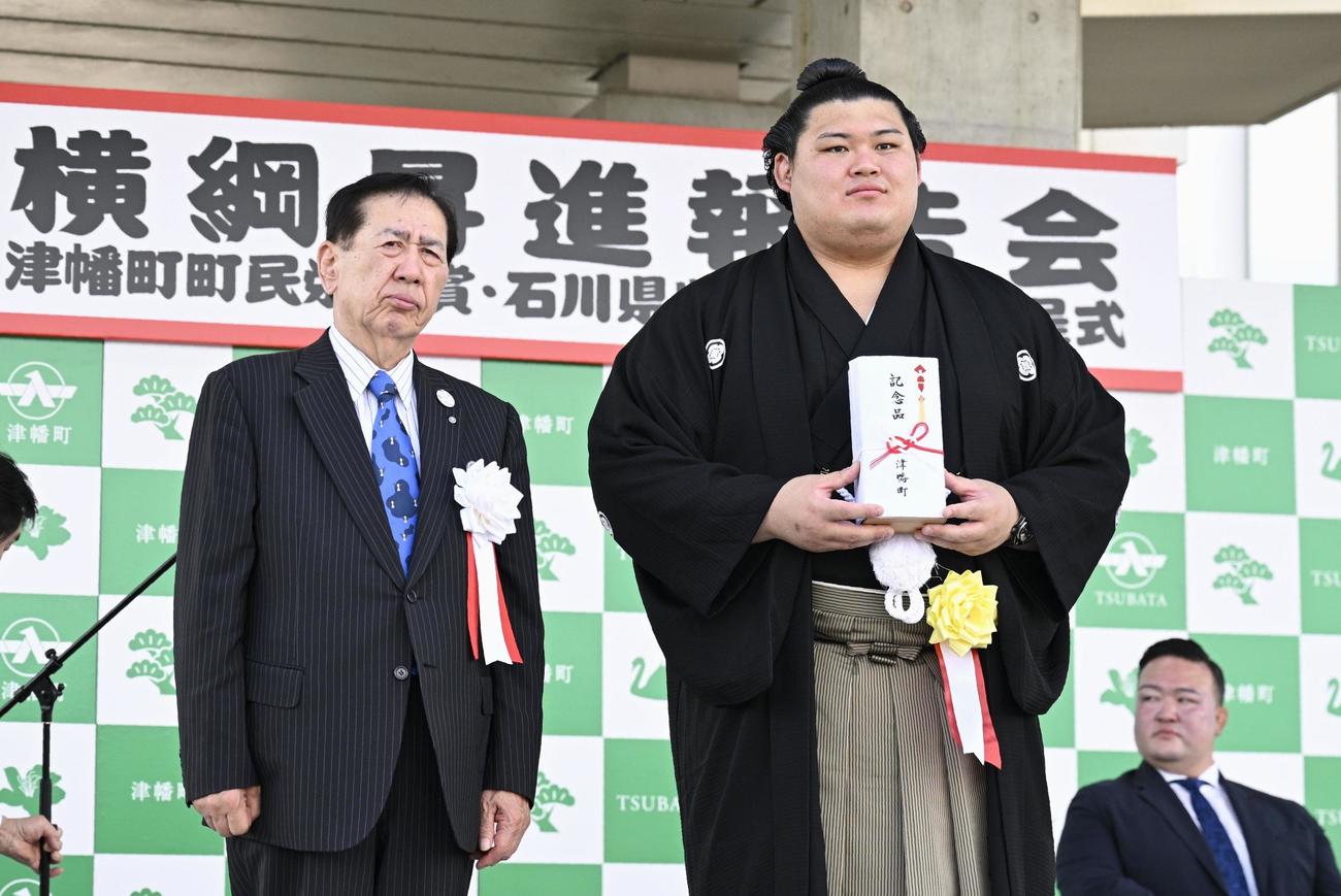 石川県津幡町で矢田富郎町長（左）から町民栄誉賞を贈られた新横綱の大の里
