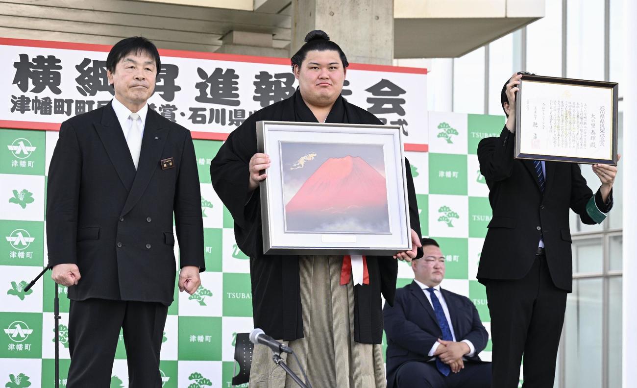 石川県津幡町で馳浩知事（左）から県民栄誉賞を贈られた新横綱大の里