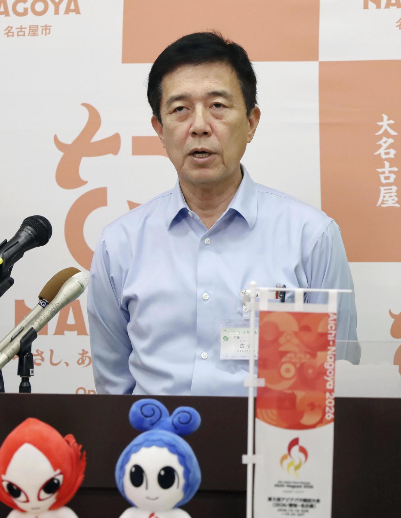 名古屋市役所で開かれた定例記者会見で、市立小学校教諭が逮捕された事件について発言する広沢一郎市長（共同）