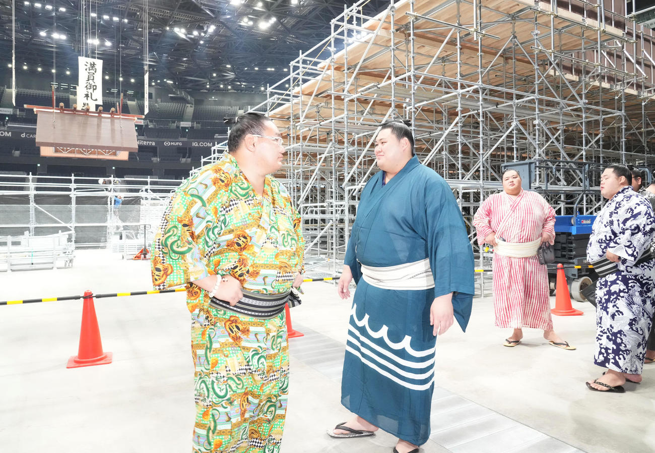名古屋場所の会場を見る左から豊昇龍と大の里（撮影・森本幸一）