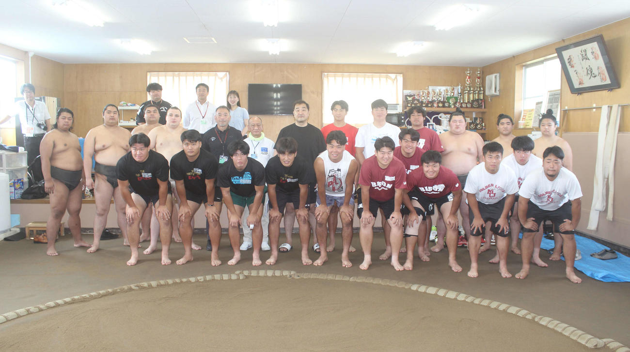 安治川部屋は、大学のアメフト選手らと合同稽古を行った