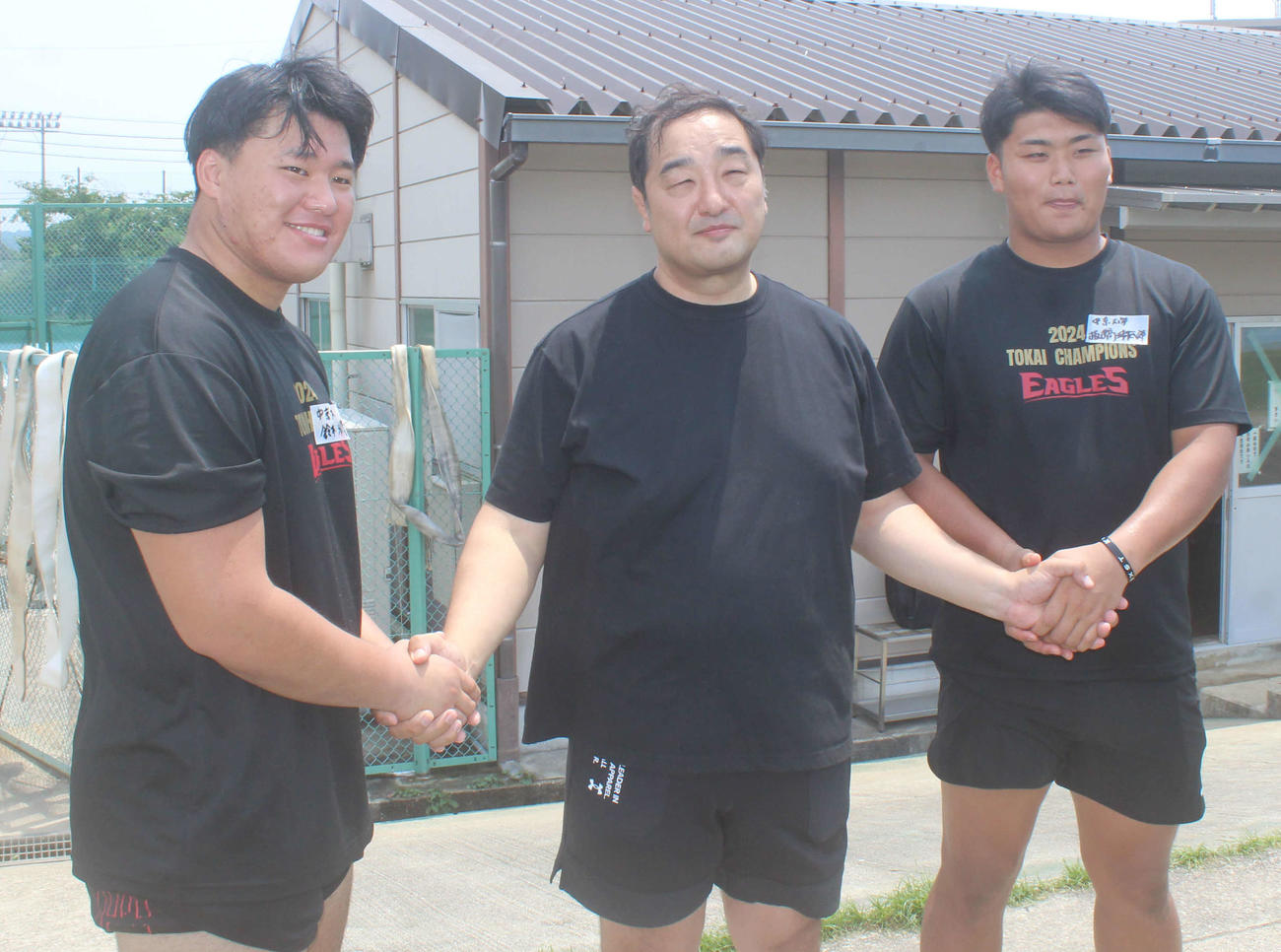 安治川親方（中央）と、稽古を体験した中京大アメフト部のOL鈴木満冴貴（左）とOL板橋琳太郎