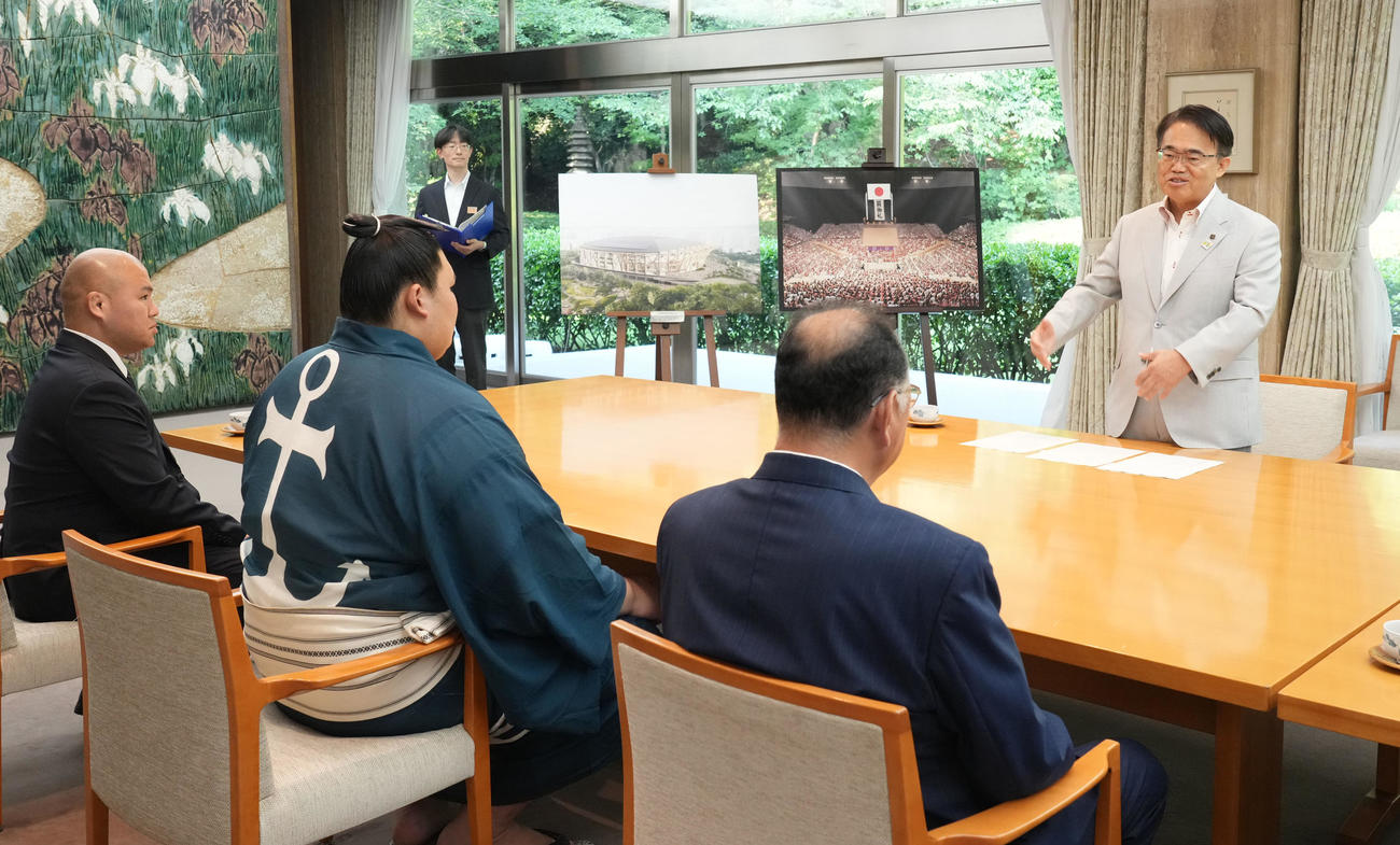 大村秀章愛知県知事（右）は表敬訪問に訪れた大の里（左から2人目）ら日本相撲協会関係者と言葉を交わす（撮影・森本幸一）