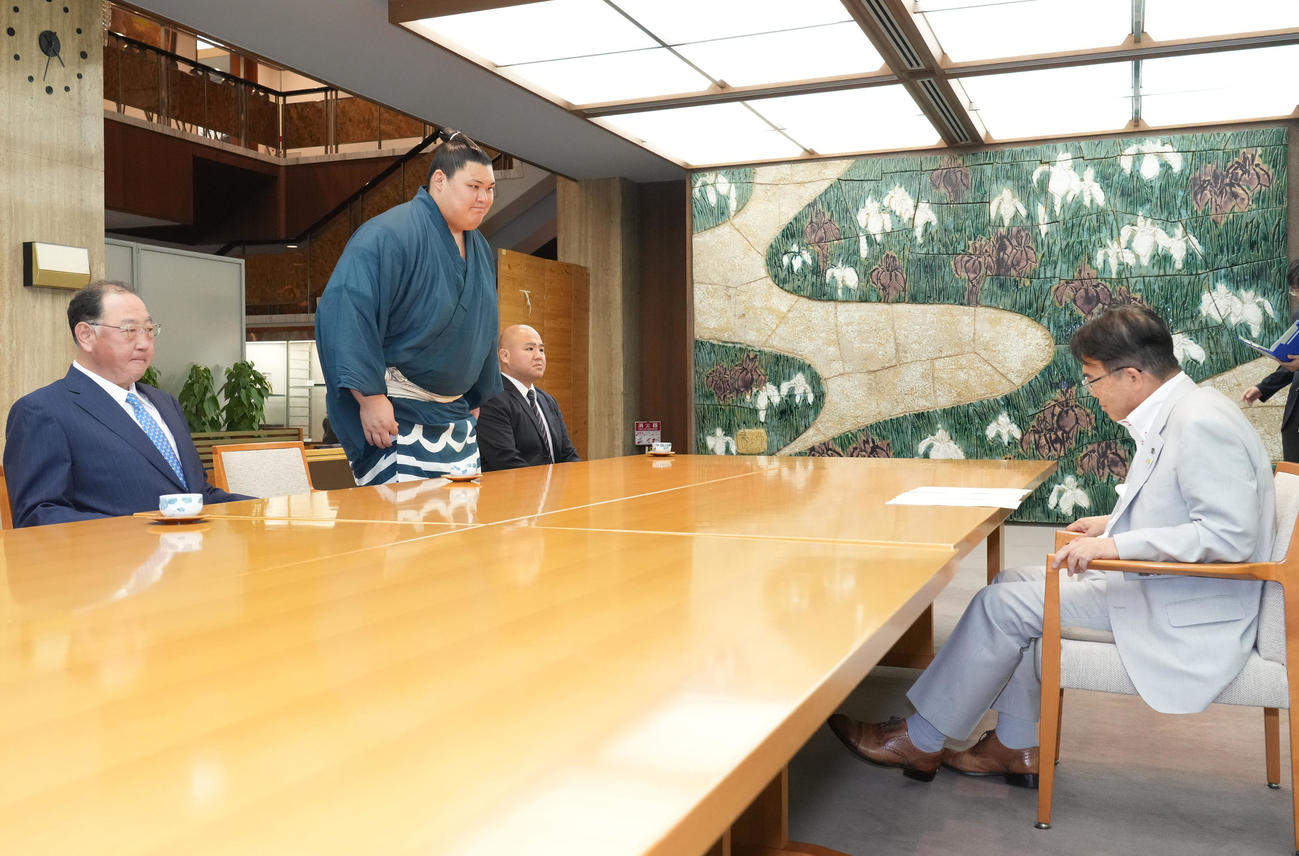 大の里（左から2人目）は表敬訪問に訪れ大村秀章知事にあいさつをする（撮影・森本幸一）