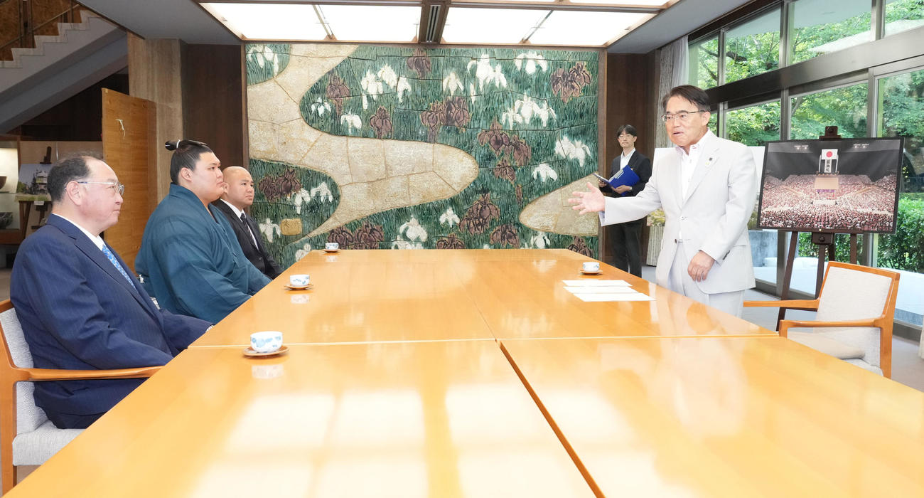 大村秀章愛知県知事（右）は表敬訪問に訪れた大の里（左から2人目）ら日本相撲協会関係者と言葉を交わす（撮影・森本幸一）