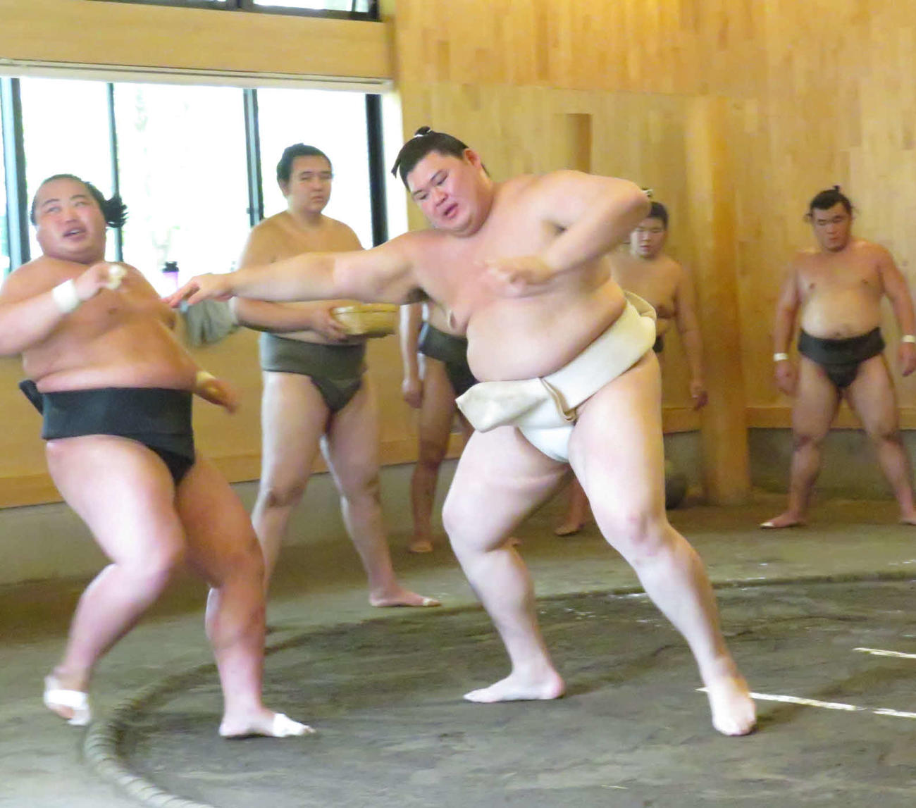 相撲を取る稽古を再開した大の里（手前右）は、幕下花の海（同左）を豪快に吹っ飛ばした