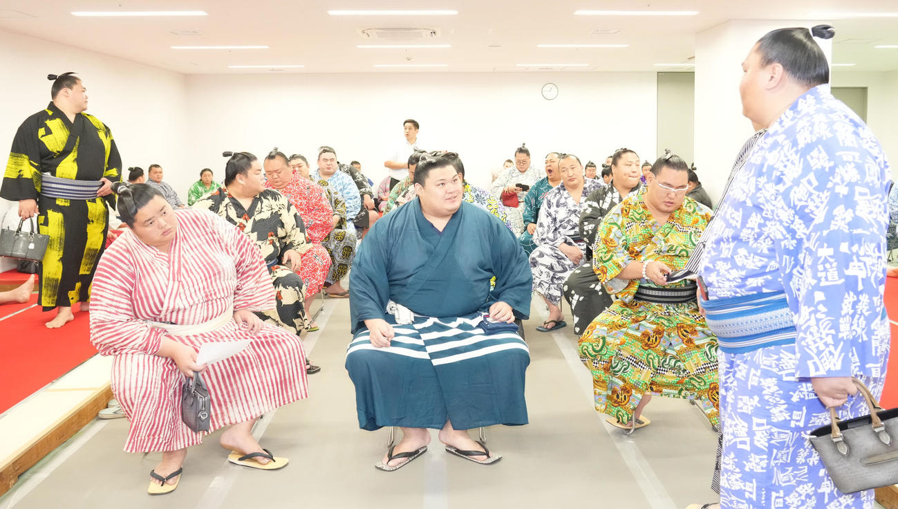 大の里（中央）ら力士会の席に着く力士達（撮影・森本幸一）
