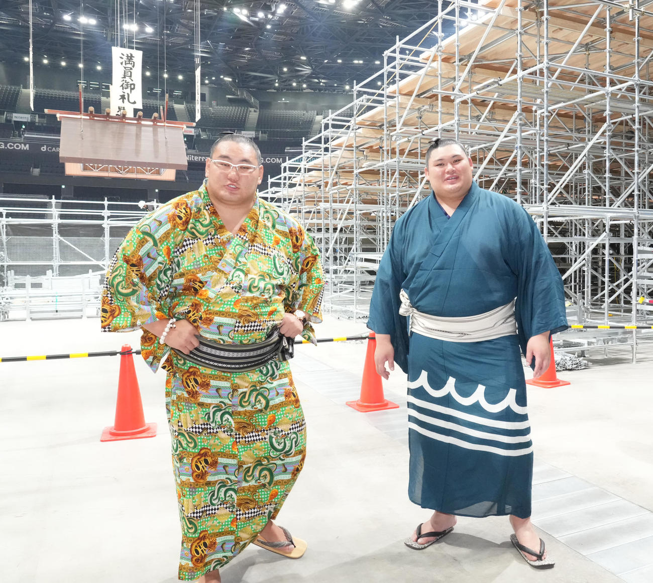 名古屋場所の会場を見る左から豊昇龍と大の里（撮影・森本幸一）