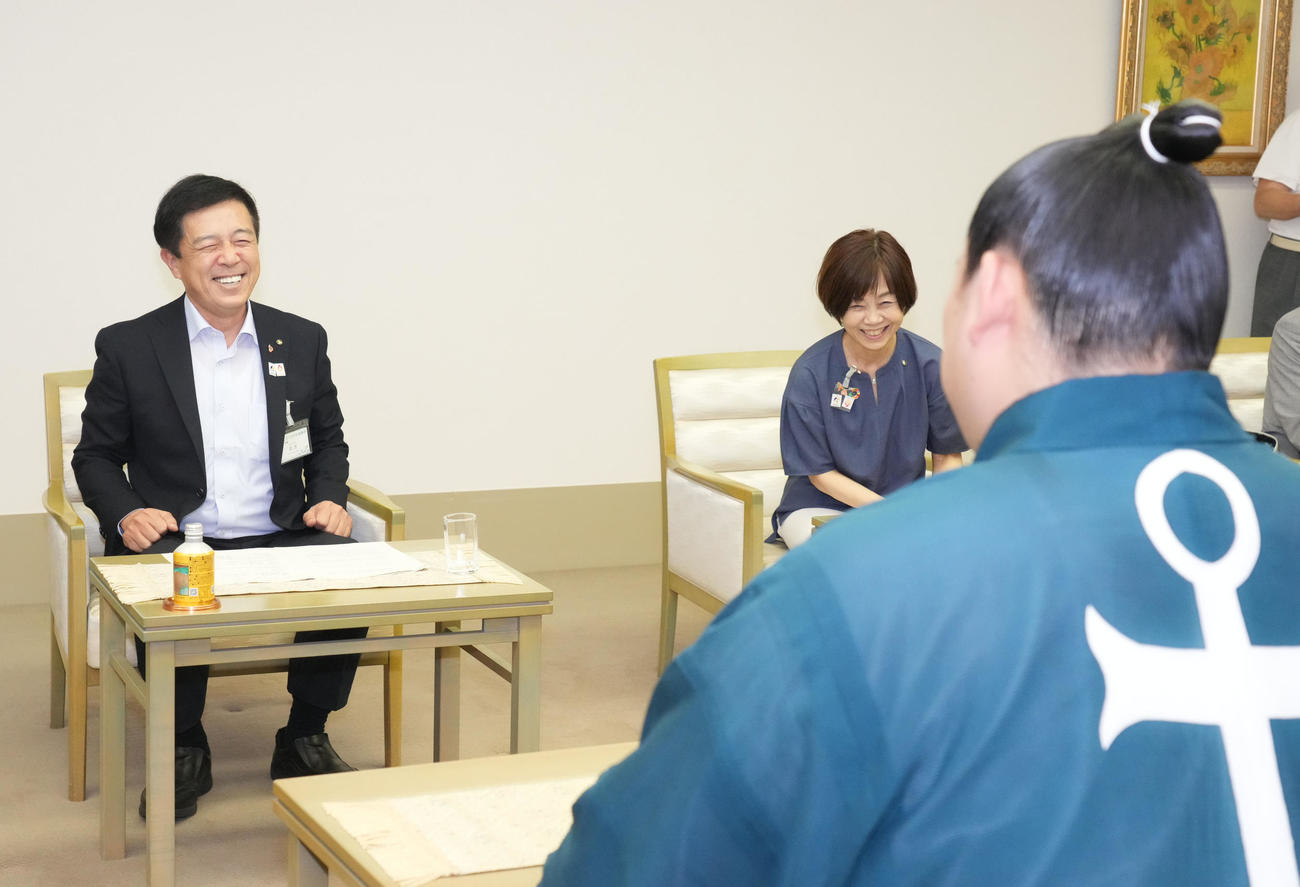 広沢一郎名古屋市長（左）は表敬訪問に訪れた大の里ら日本相撲協会関係者と言葉を交わす（撮影・森本幸一）