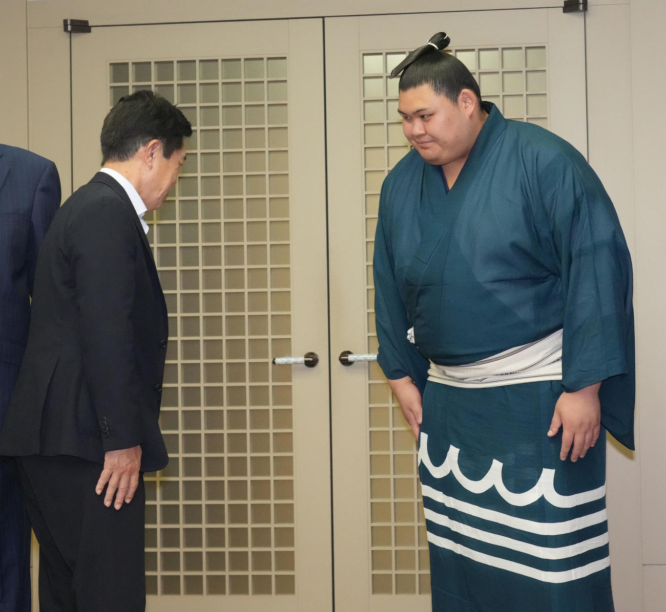 広沢一郎名古屋市長（左）は表敬訪問に訪れた大の里とあいさつを交わす（撮影・森本幸一）