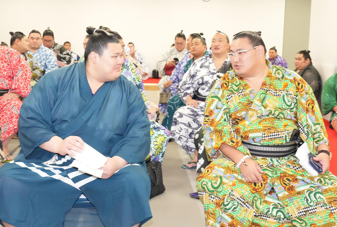 大の里（左）は力士会の席に着き豊昇龍と言葉を交わす（撮影・森本幸一）