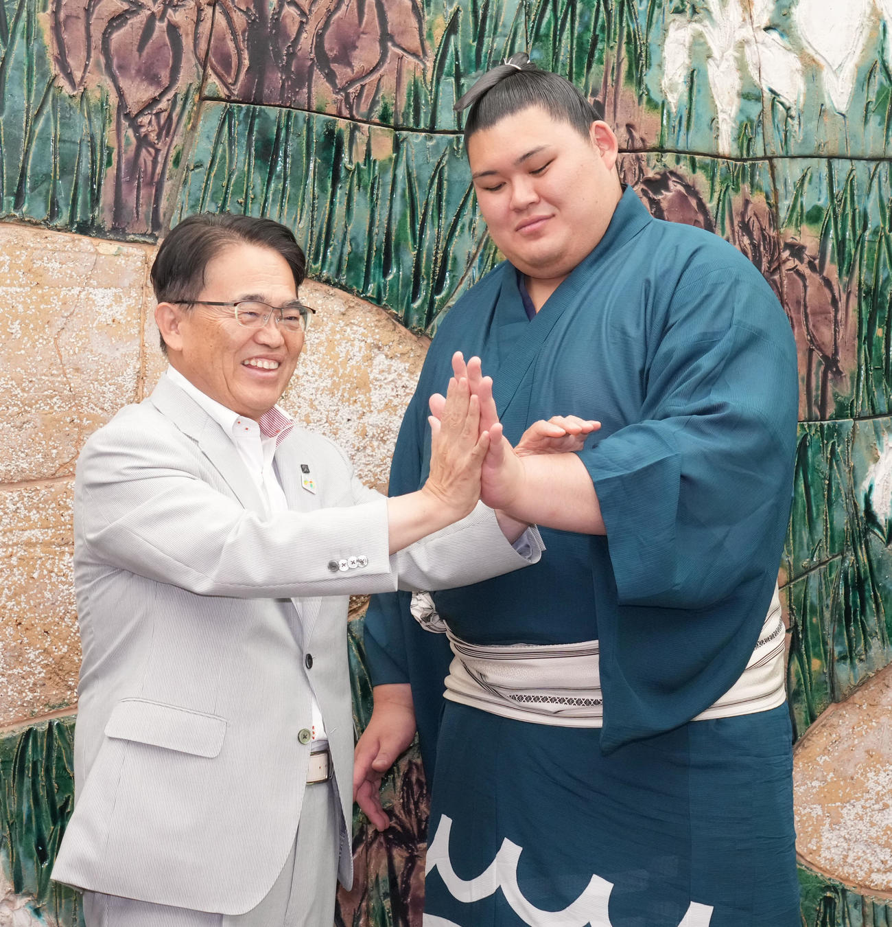 大村秀章愛知県知事（左）は表敬訪問に訪れた大の里と手を合わせる（撮影・森本幸一）