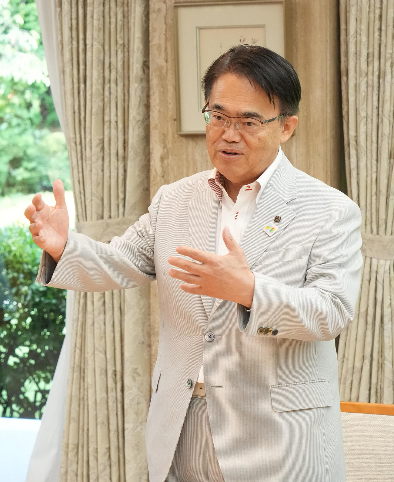 表敬訪問に訪れた大の里ら日本相撲協会関係者と言葉を交わす大村秀章愛知県知事（撮影・森本幸一）