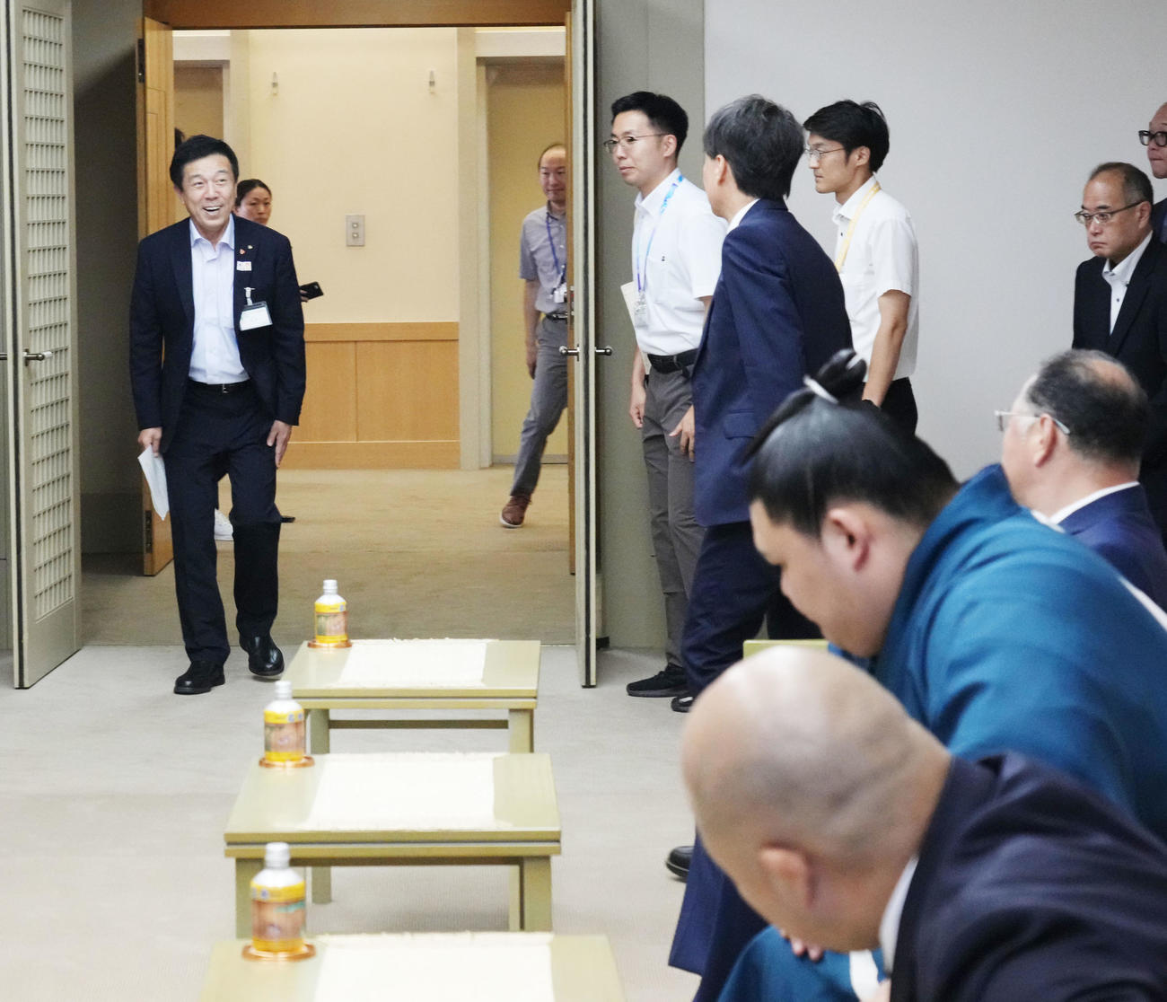 広沢一郎名古屋市長（左）は表敬訪問に訪れた大の里ら日本相撲協会関係者にあいさつをする（撮影・森本幸一）