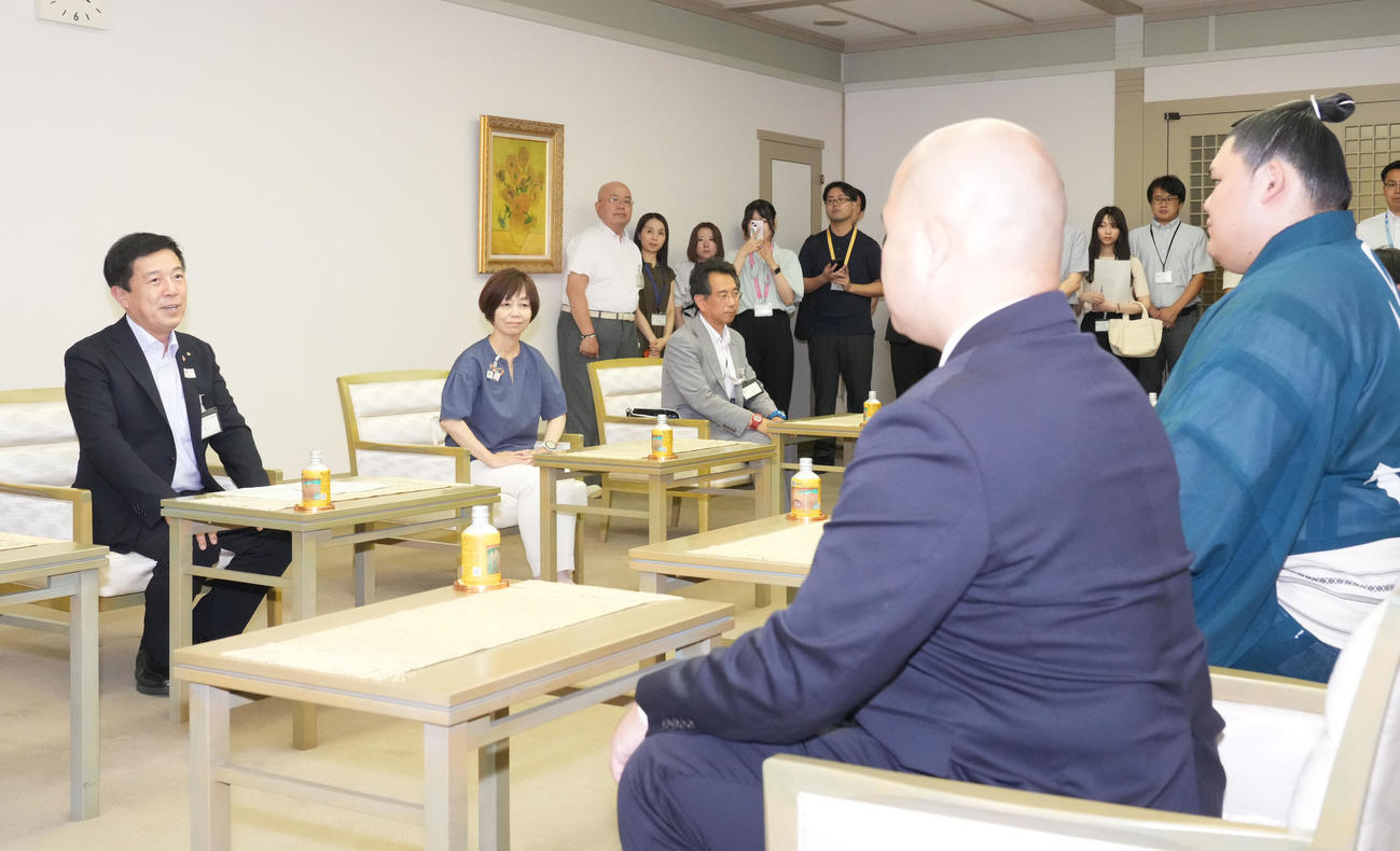 広沢一郎名古屋市長（左）は表敬訪問に訪れた大の里ら日本相撲協会関係者と言葉を交わす（撮影・森本幸一）