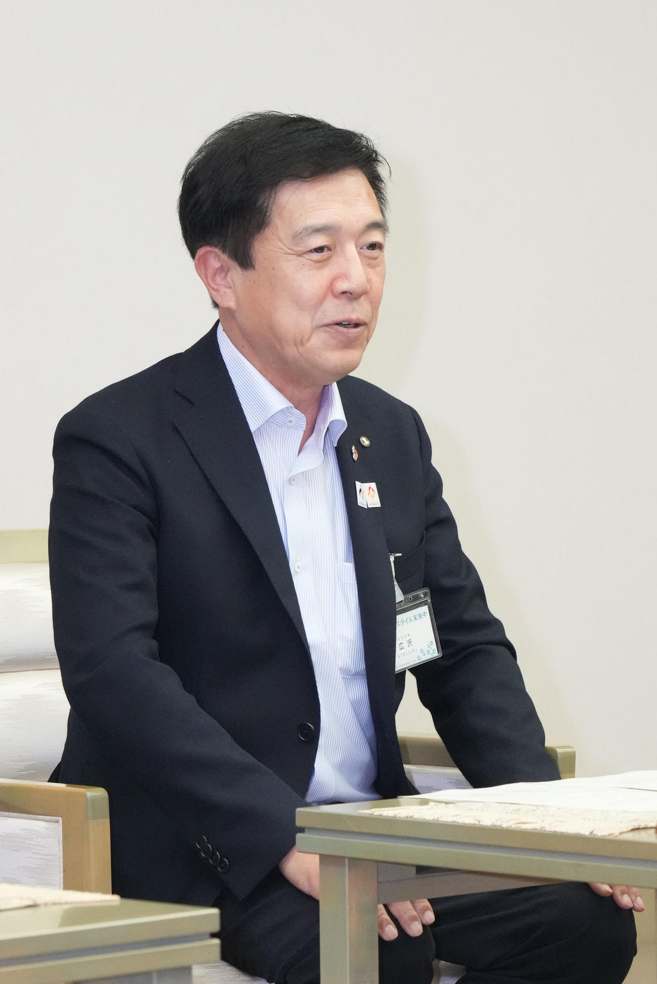 表敬訪問に訪れた大の里ら日本相撲協会関係者と話をする広沢一郎名古屋市長（撮影・森本幸一）