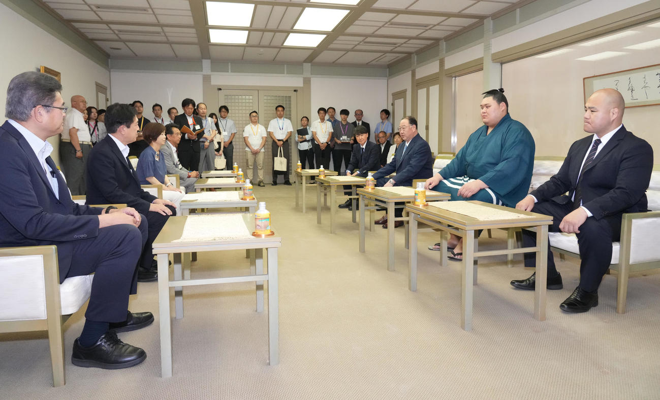 広沢一郎名古屋市長（左から2人目）らに表敬訪問に訪れ言葉を交わす大の里（右から2人目）ら日本相撲協会関係者（撮影・森本幸一）