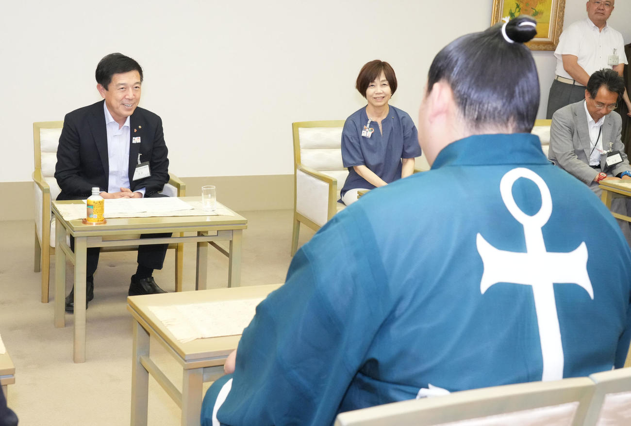 広沢一郎名古屋市長（左）は表敬訪問に訪れた大の里ら日本相撲協会関係者と言葉を交わす（撮影・森本幸一）