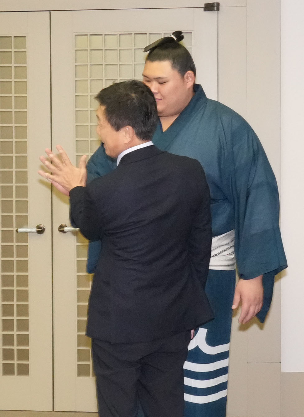 広沢一郎名古屋市長（左）と手を合わせる大の里（撮影・森本幸一）