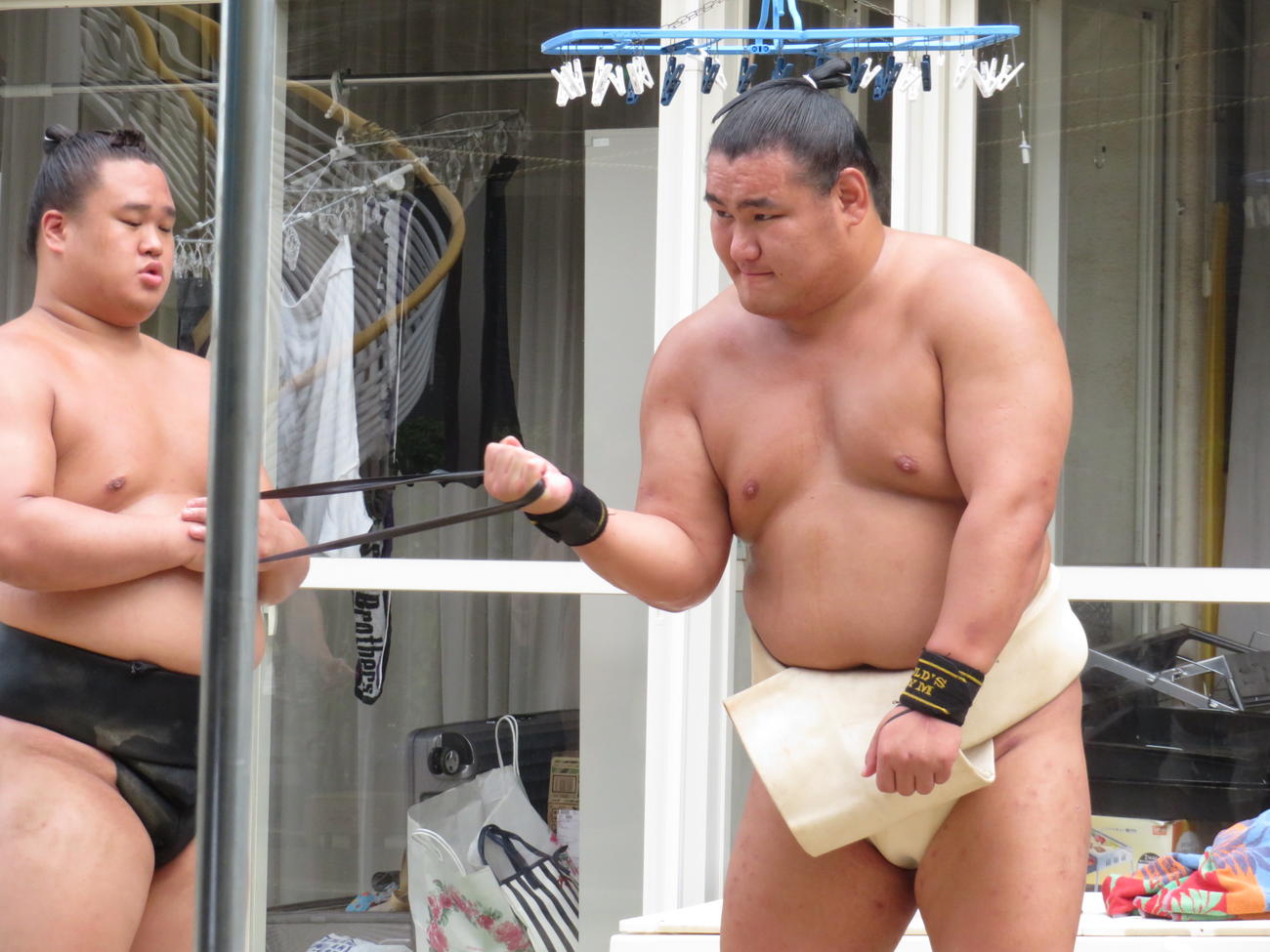 ゴムチューブを使って筋力強化に努めた豊昇龍（右）