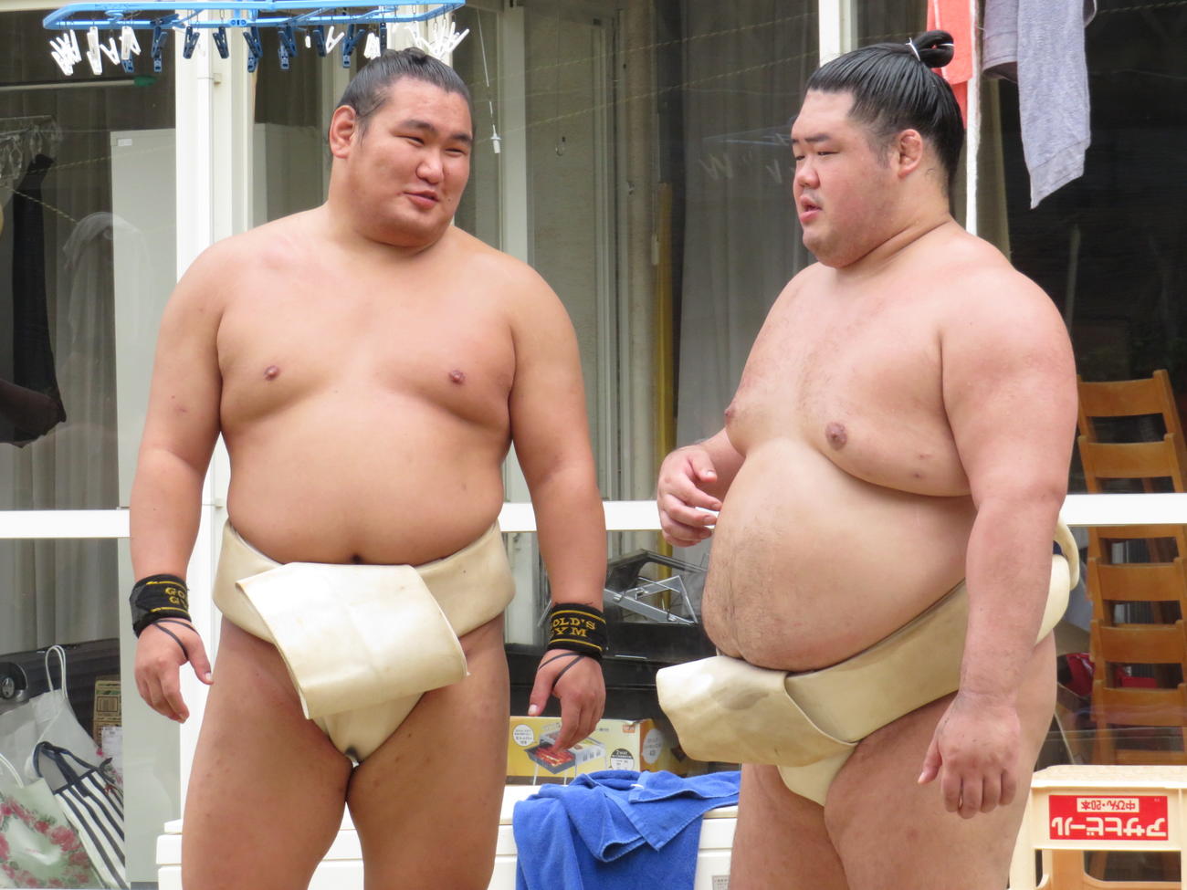 稽古が一段落したところで、兄弟子の明生（右）に笑顔で話しかけた豊昇龍