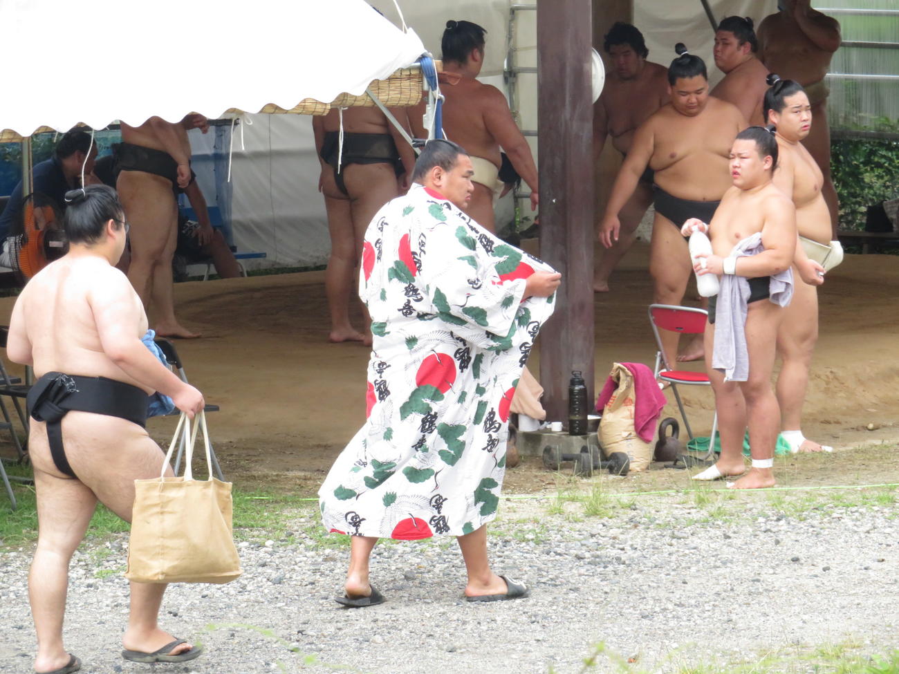 付け人の北洋山（左端）とともに伊勢ケ浜部屋に出稽古で訪れた豊昇龍（左から2人目）