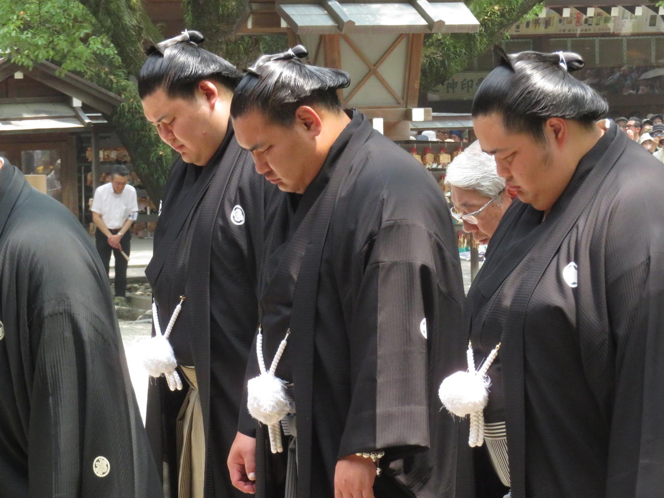熱田神宮を参拝した中央左から大の里、豊昇龍、琴桜