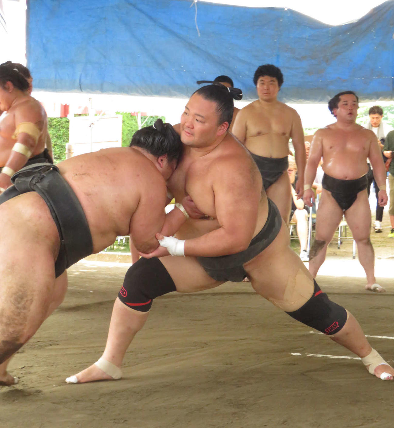 ぶつかり稽古で朝翔（手前左）に胸を出した朝乃山（同右）