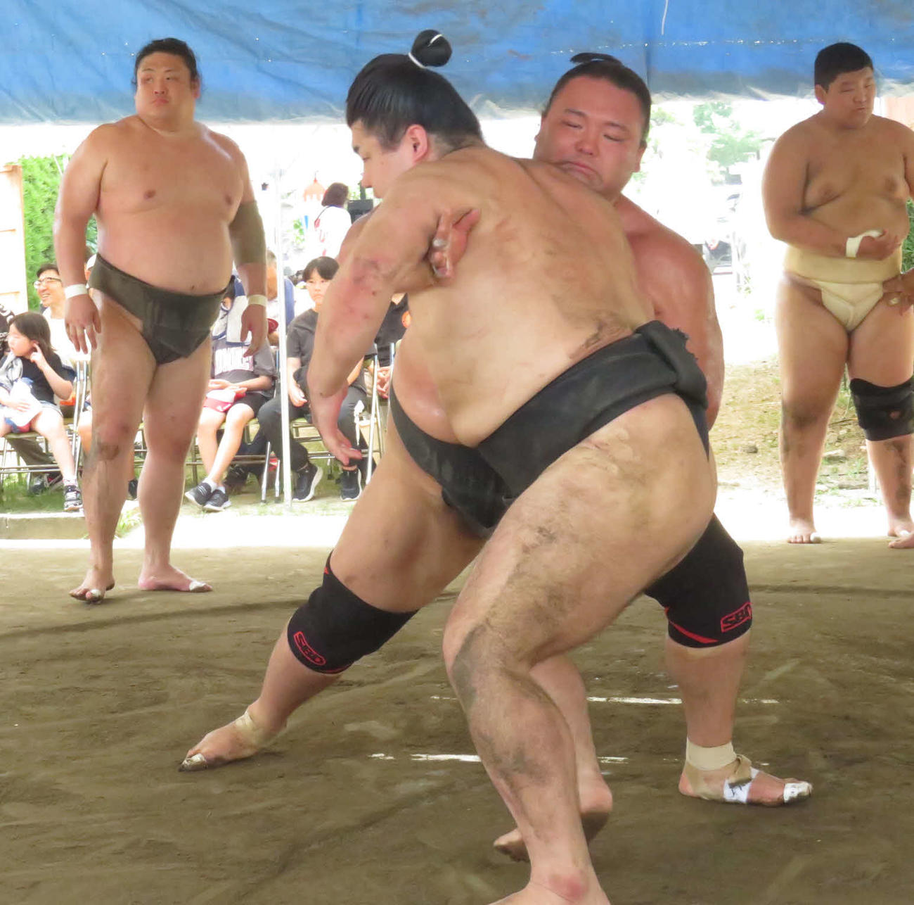 部屋での稽古で深井（手前）を力強く寄り切った朝乃山