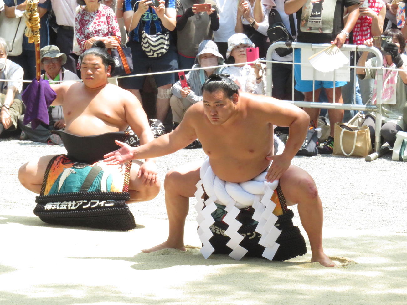 熱田神宮での奉納土俵入りで雲竜型を披露した豊昇龍（右）。左は太刀持ちの平戸海