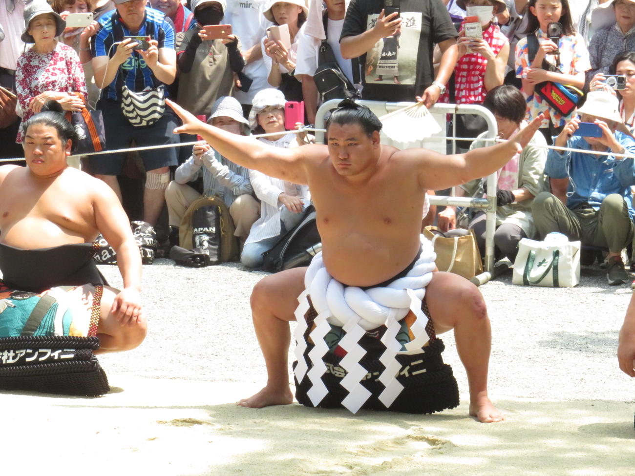 熱田神宮での奉納土俵入りで雲竜型を披露した豊昇龍（右）。左は太刀持ちの平戸海