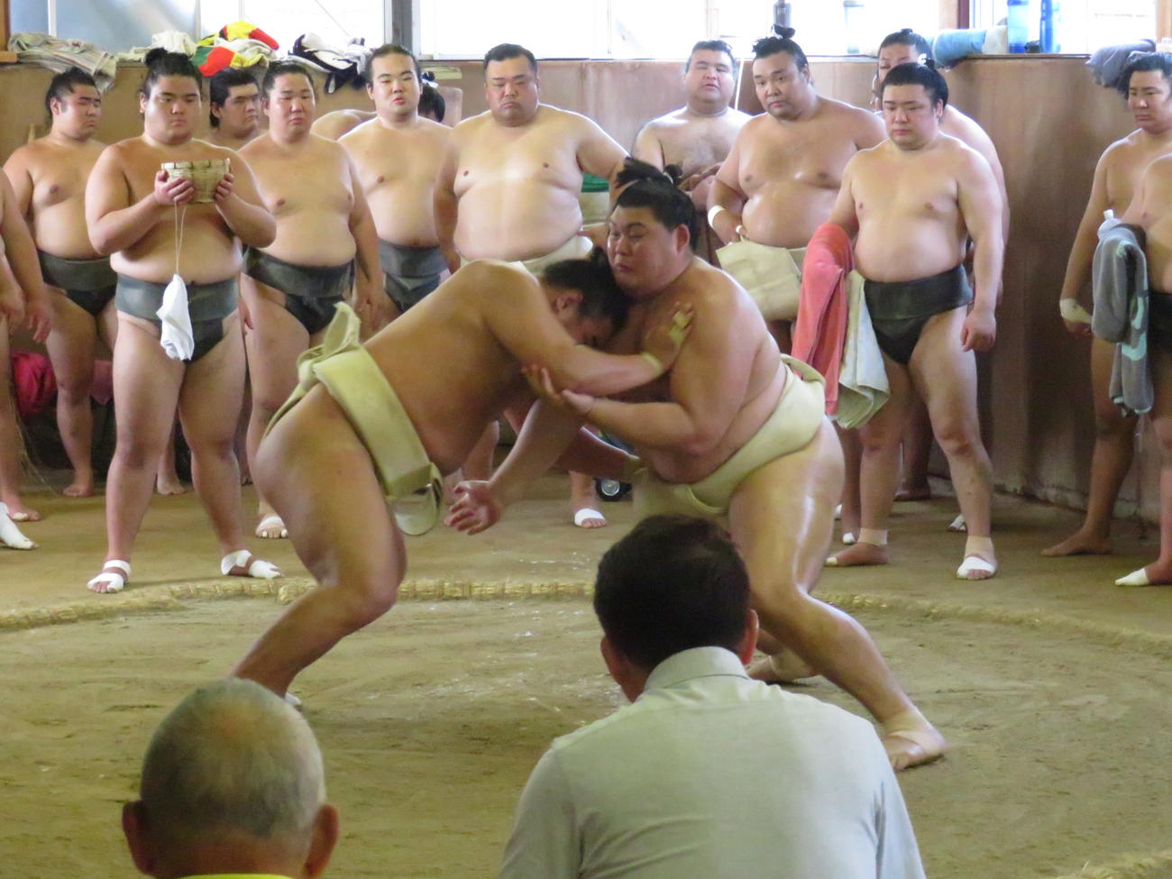 横綱同士で異例の三番稽古が行われ、豊昇龍（中央左）は大の里（同右）に3勝1敗と勝ち越した