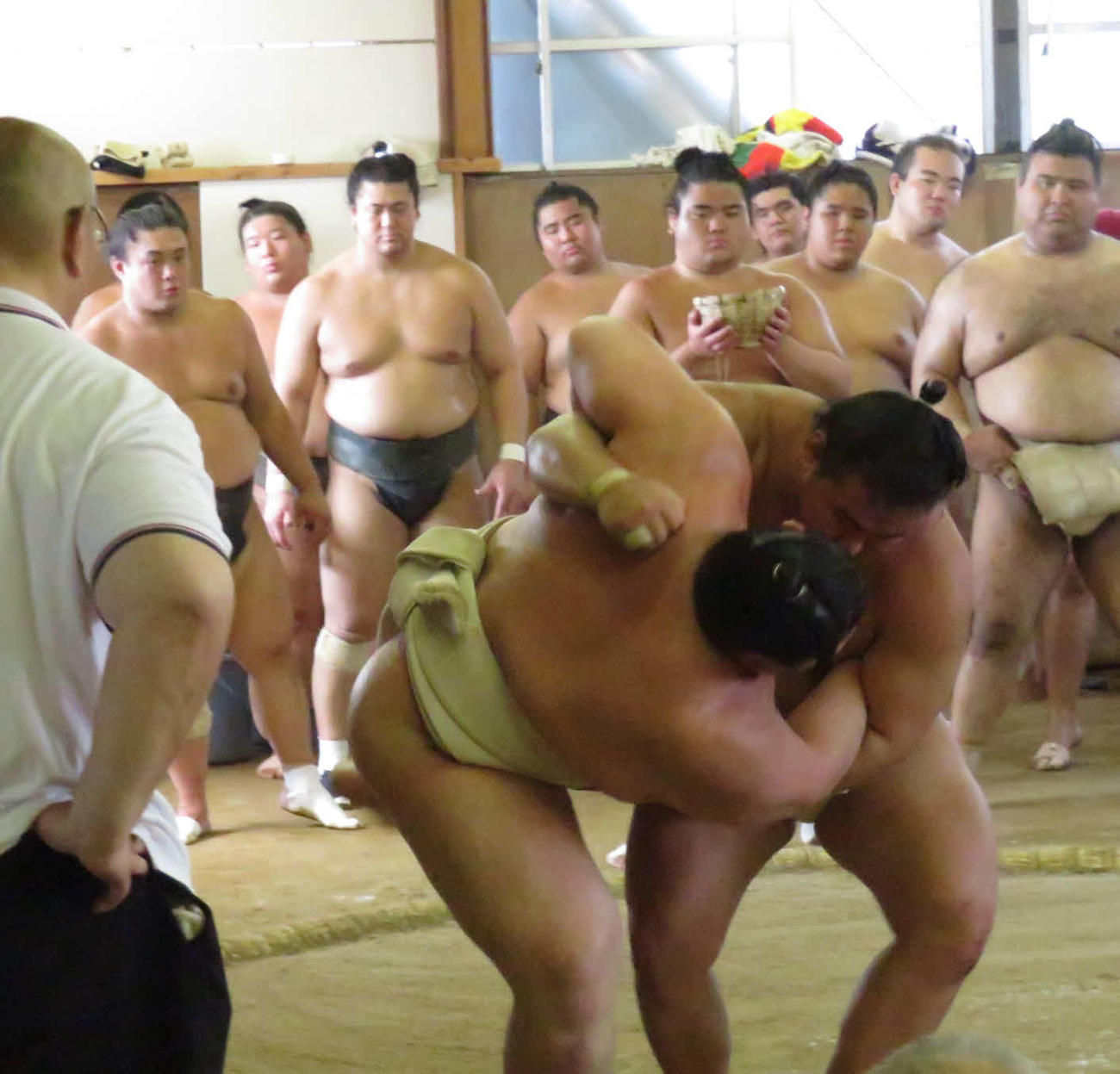 横綱同士で異例の三番稽古が行われ、豊昇龍（中央右）は大の里（同左）に3勝1敗と勝ち越した