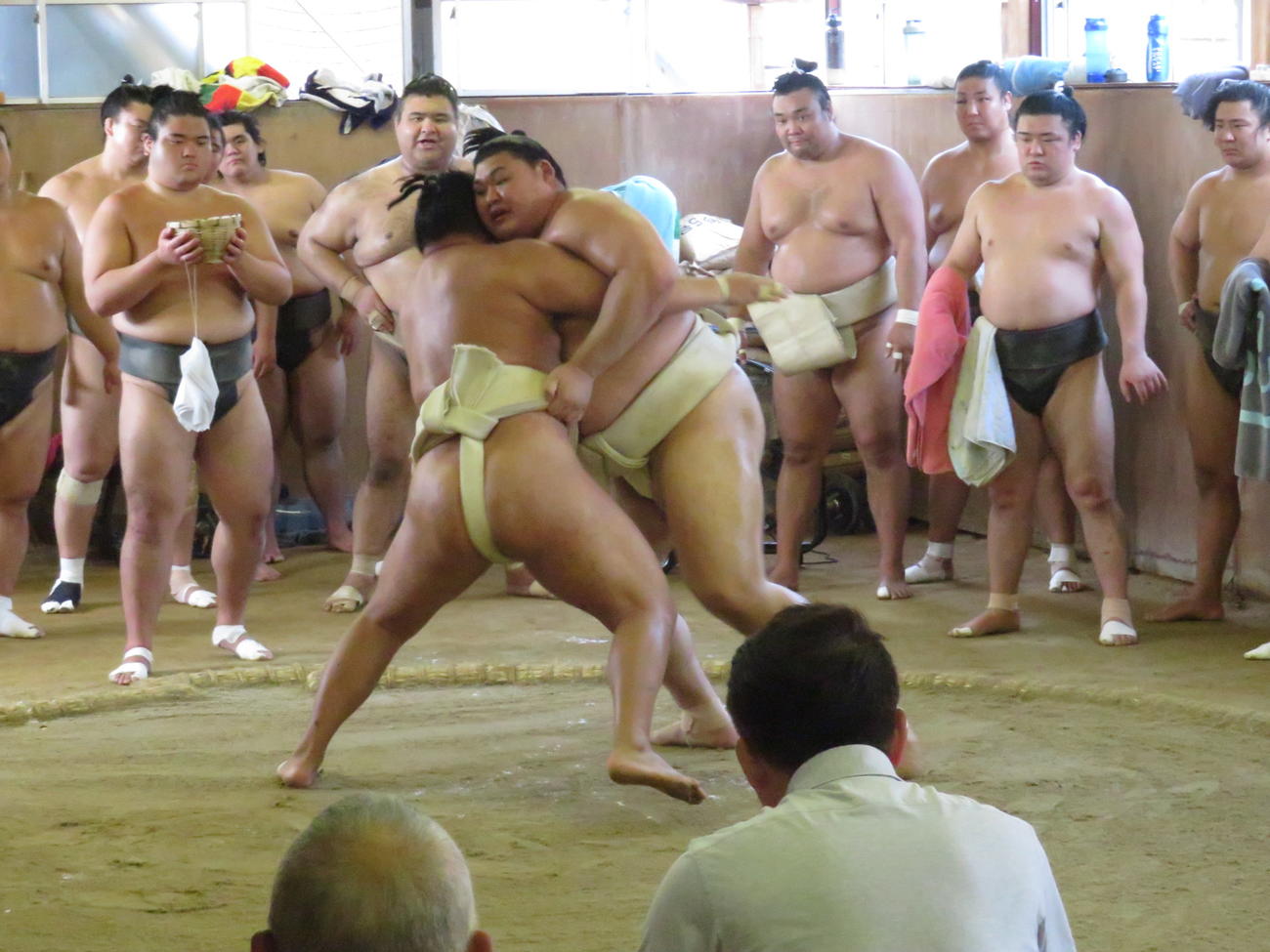 横綱同士で異例の三番稽古が行われ、豊昇龍（中央左）は大の里（同右）に3勝1敗と勝ち越した