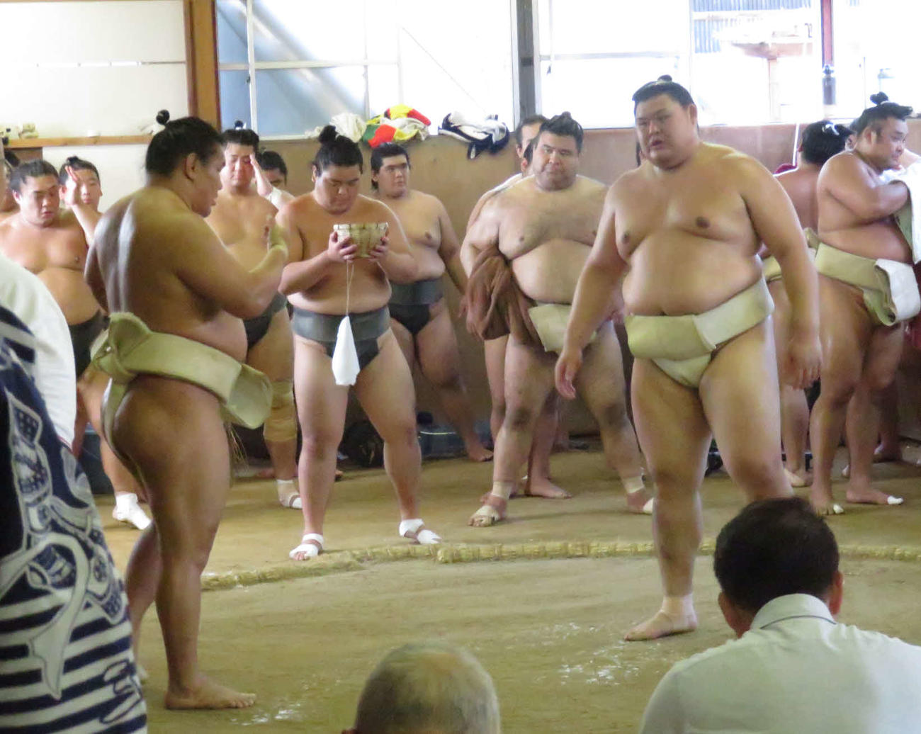 ともに境川部屋に出稽古に来た豊昇龍（中央左）と大の里（同右）は、横綱同士で異例の三番稽古を行った