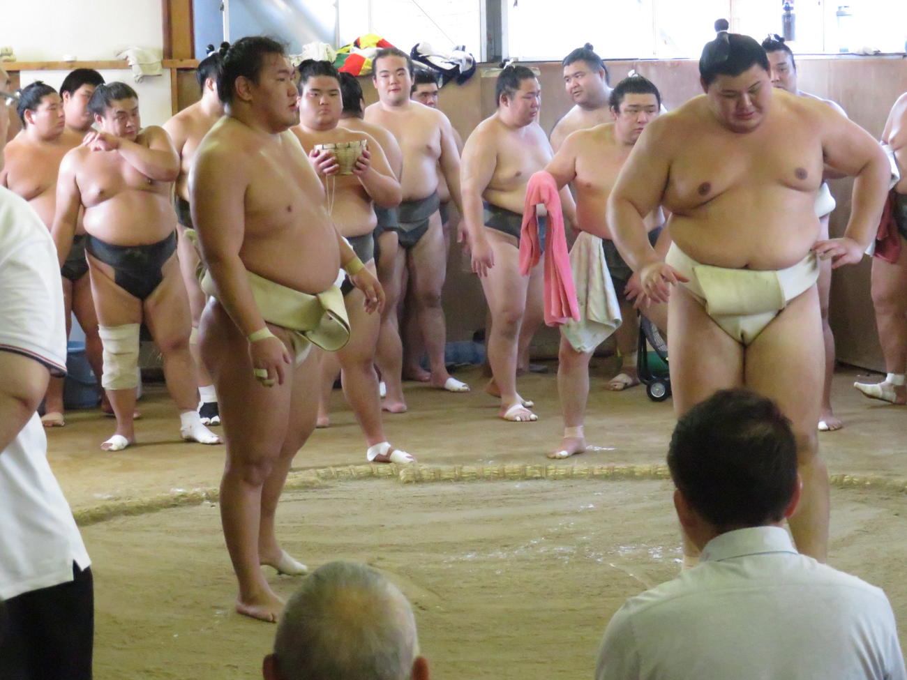 ともに境川部屋に出稽古に来た豊昇龍（中央左）と大の里（同右）は、横綱同士で異例の三番稽古を行った