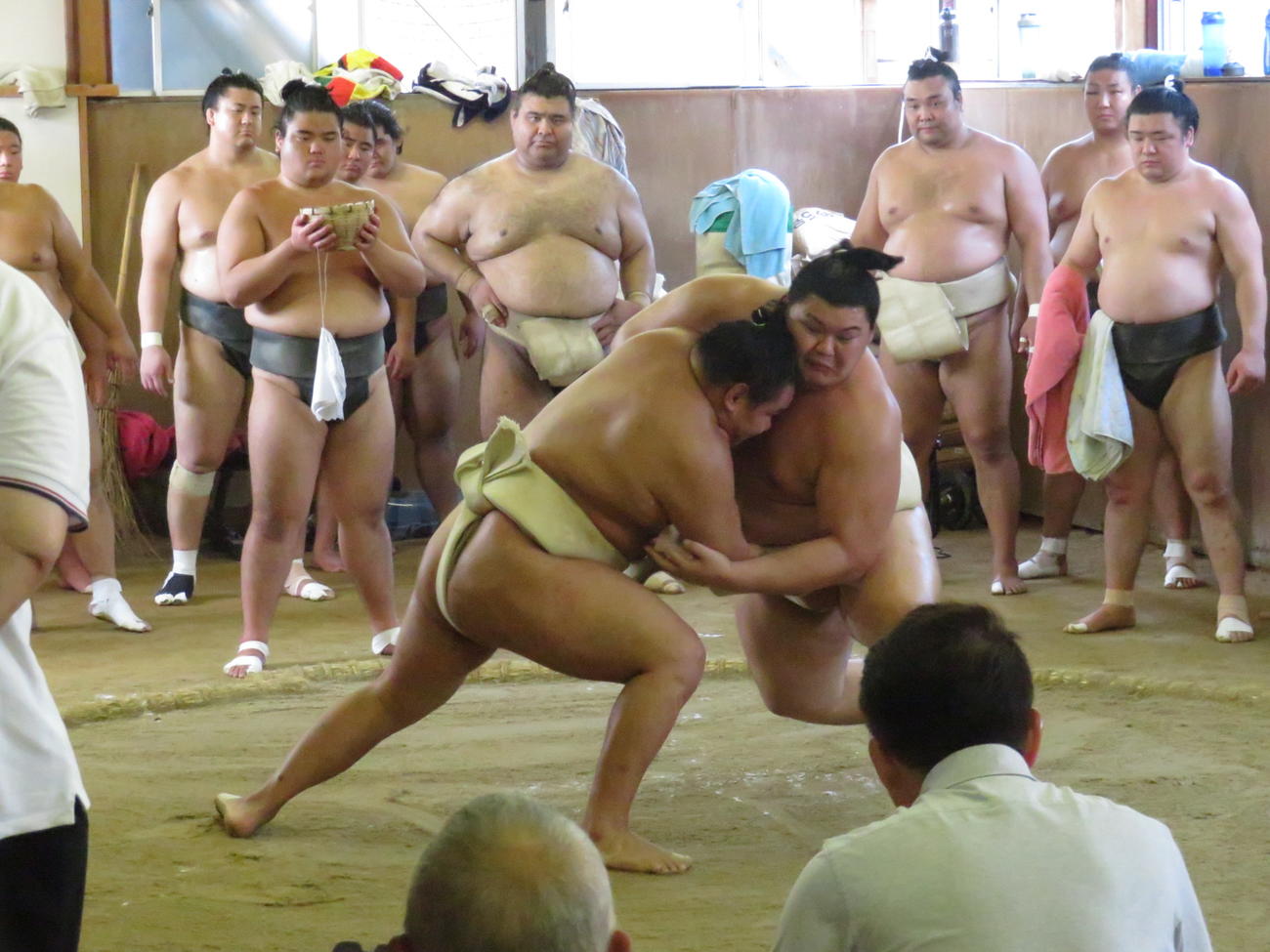 ともに境川部屋に出稽古に来た豊昇龍（中央左）と大の里（同右）は、横綱同士で異例の三番稽古を行った