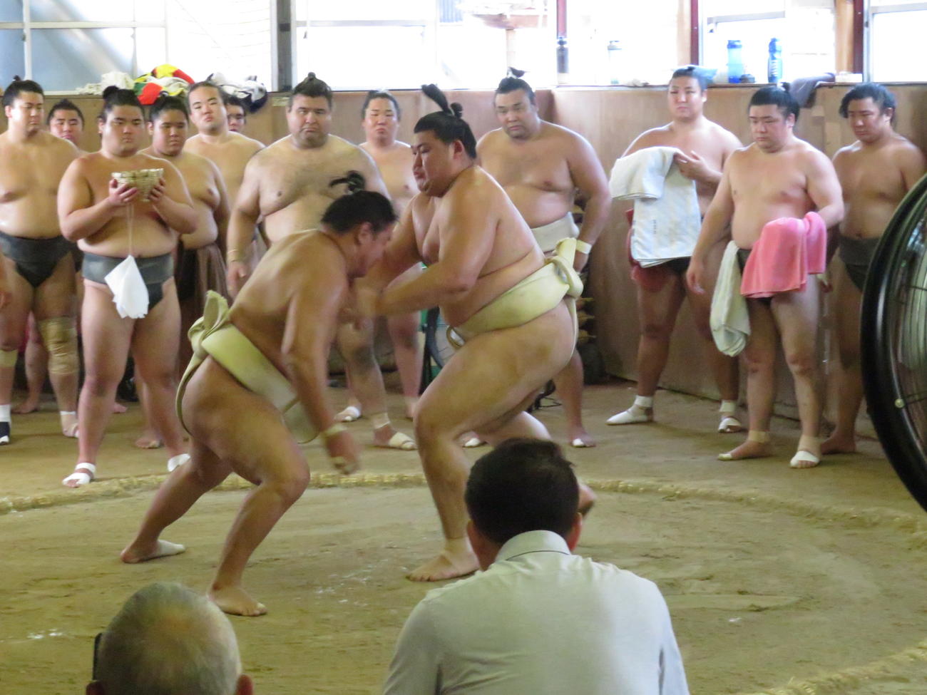 ともに境川部屋に出稽古に来た豊昇龍（中央左）と大の里（同右）は、横綱同士で異例の三番稽古を行った