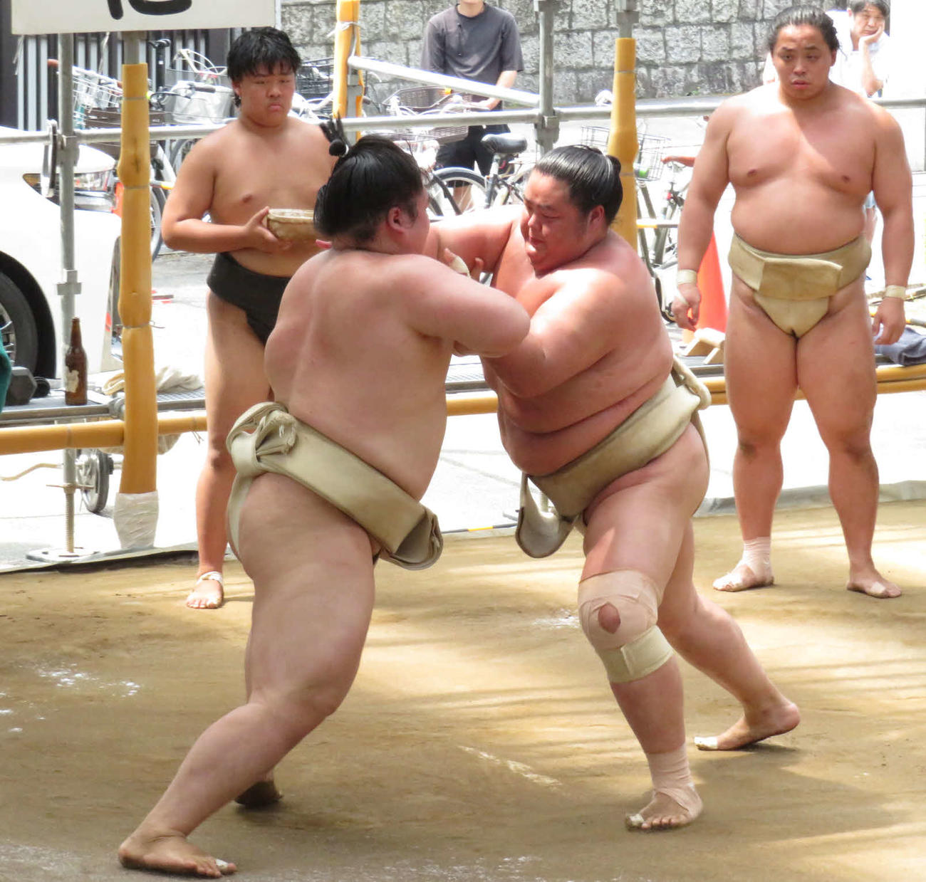 出稽古に来た王鵬（手前左）と稽古を重ねた琴桜（同右）。後方右は琴栄峰