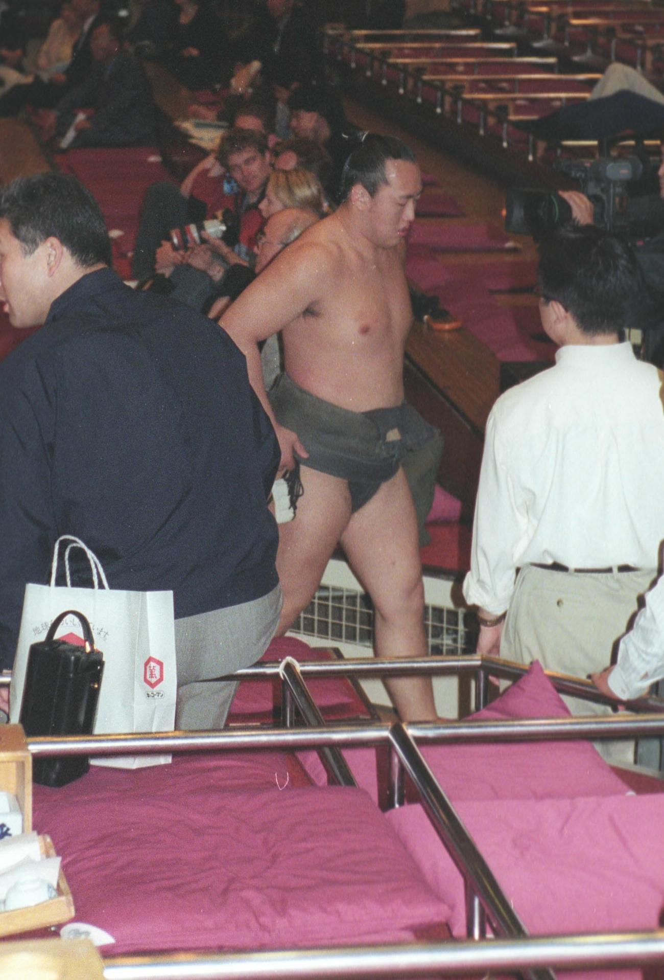 まわしが外れて反則負けとなった朝ノ霧はガックリと引き揚げる（2000年5月撮影）