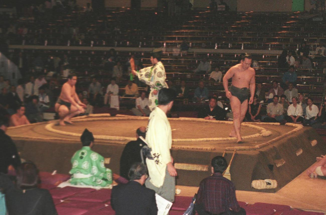 まわしが外れて反則負けとなった朝ノ霧（右）はガックリと土俵を下りる（2000年5月撮影）