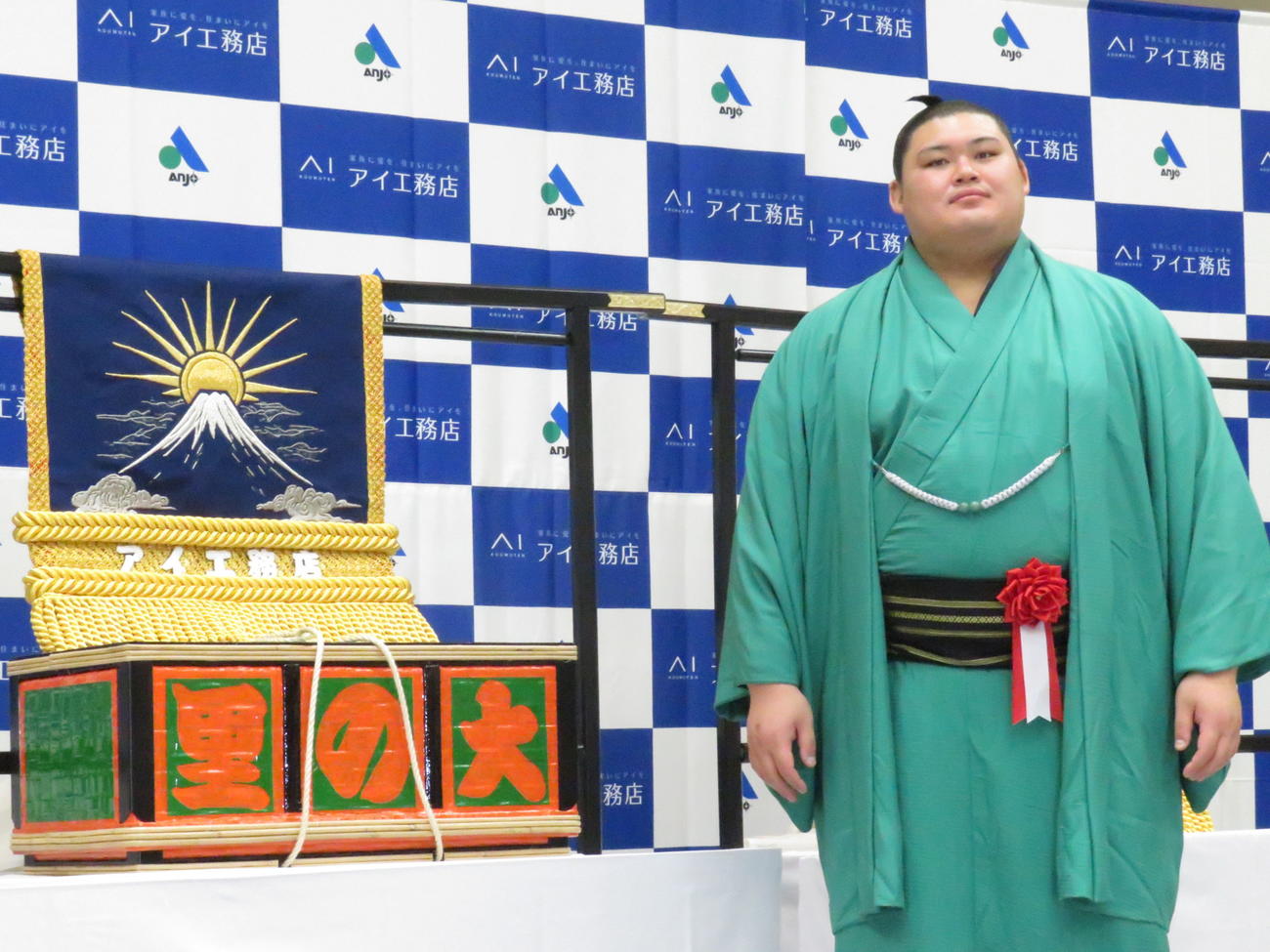 三つぞろえの化粧まわしを贈呈され、記念撮影に納まった大の里