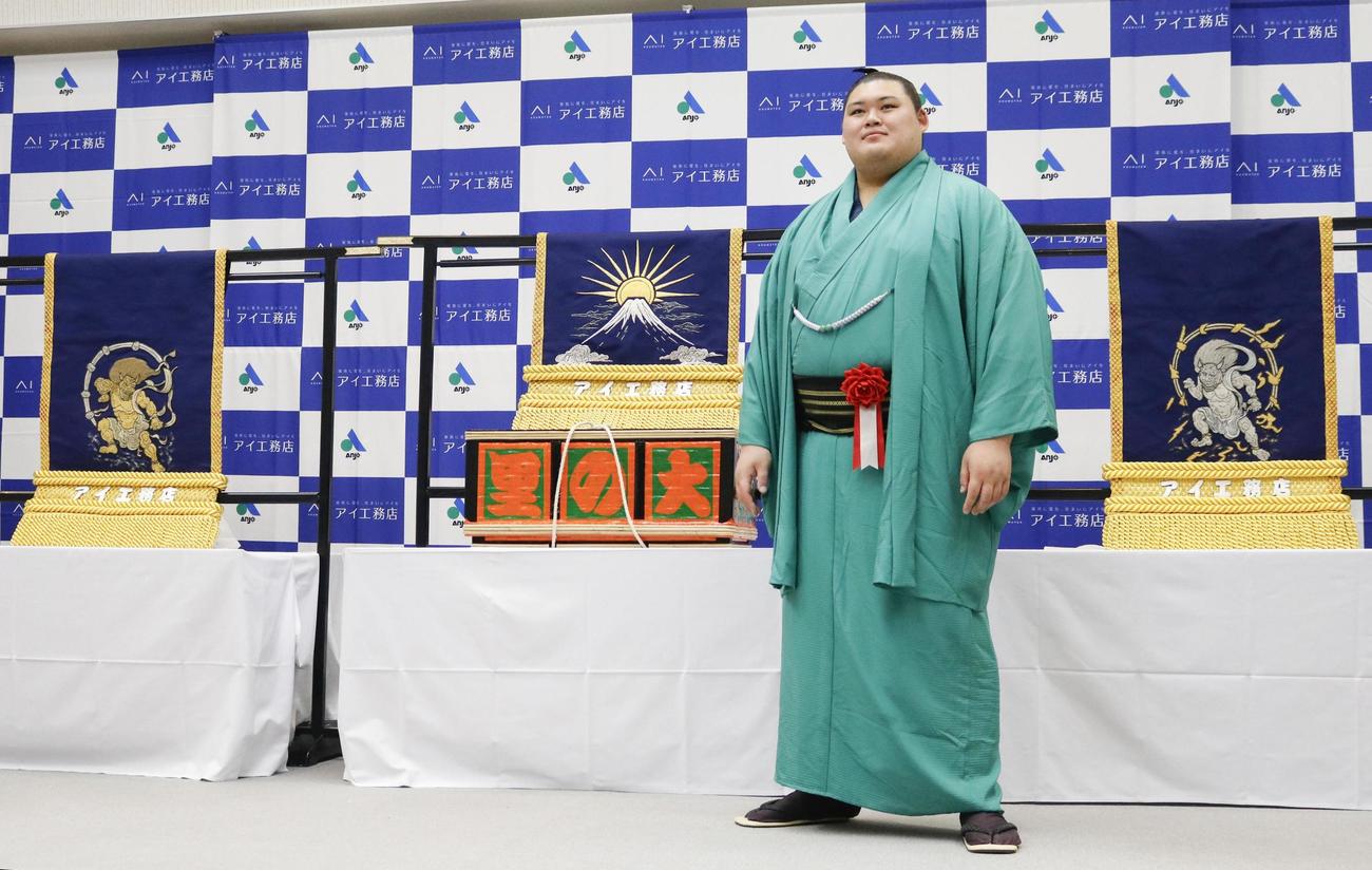 土俵入りで使う三つぞろいの化粧まわしを贈られた大の里（共同）