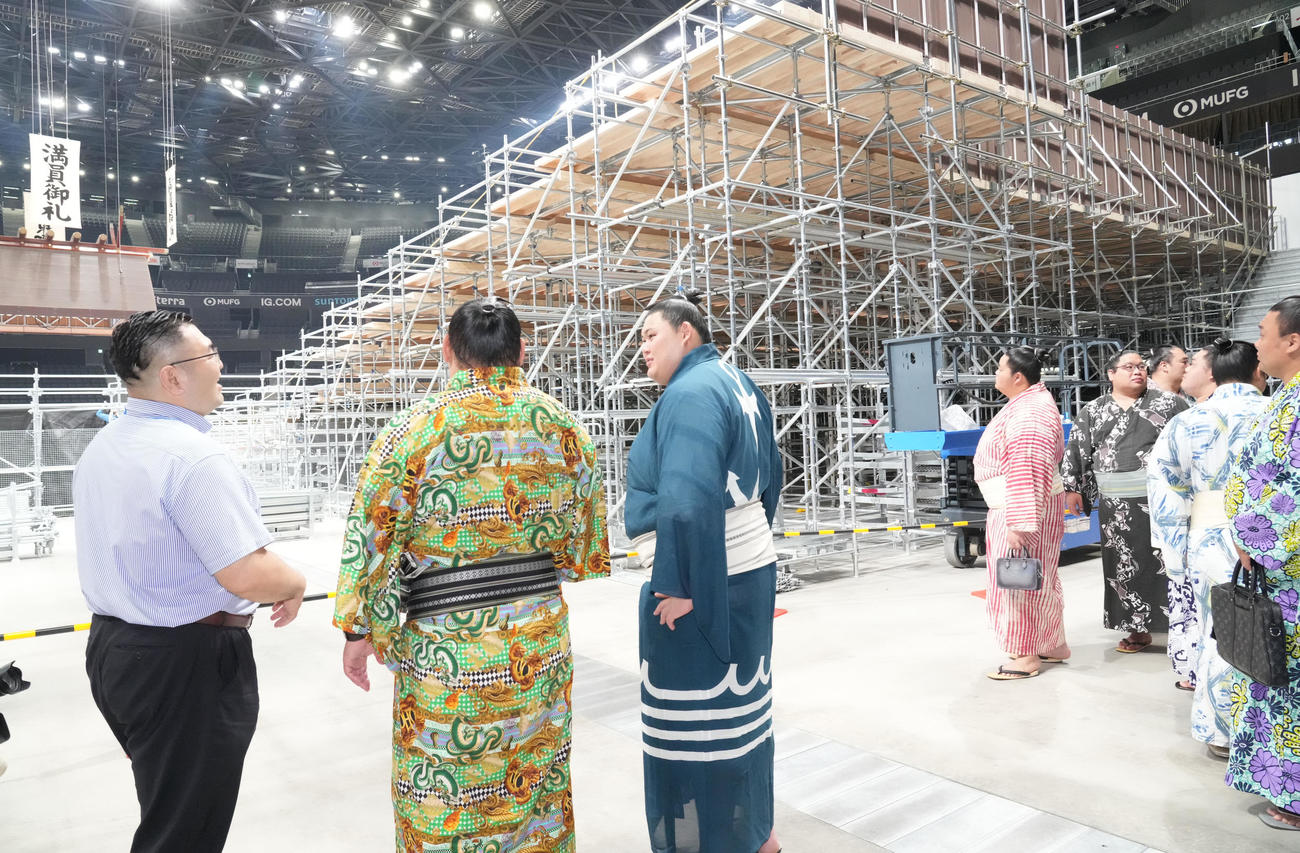 名古屋場所の会場を見る（左・2人目から）豊昇龍と大の里（2025年7月1日撮影）