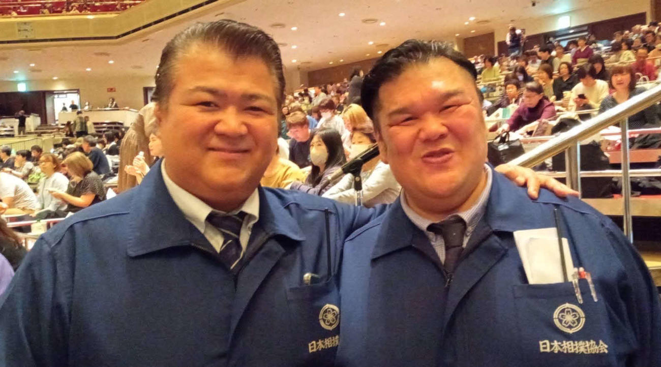2024年4月16日の勧進大相撲の際、2人が知り合いに撮ってもらった写真。岩友親方（右、元幕内木村山）と三保ケ関親方（元幕内栃栄）